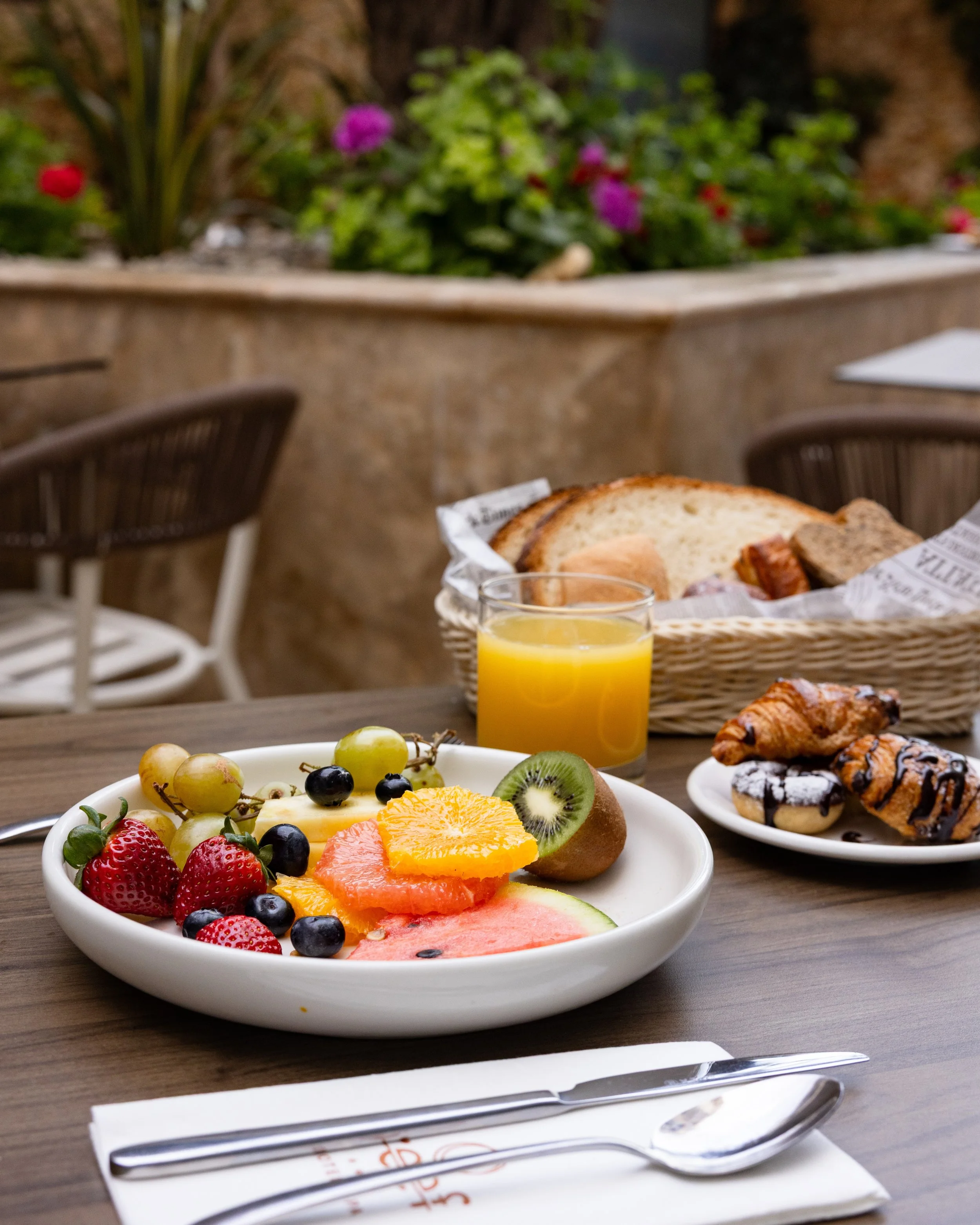 SUNLIT BREAKFAST