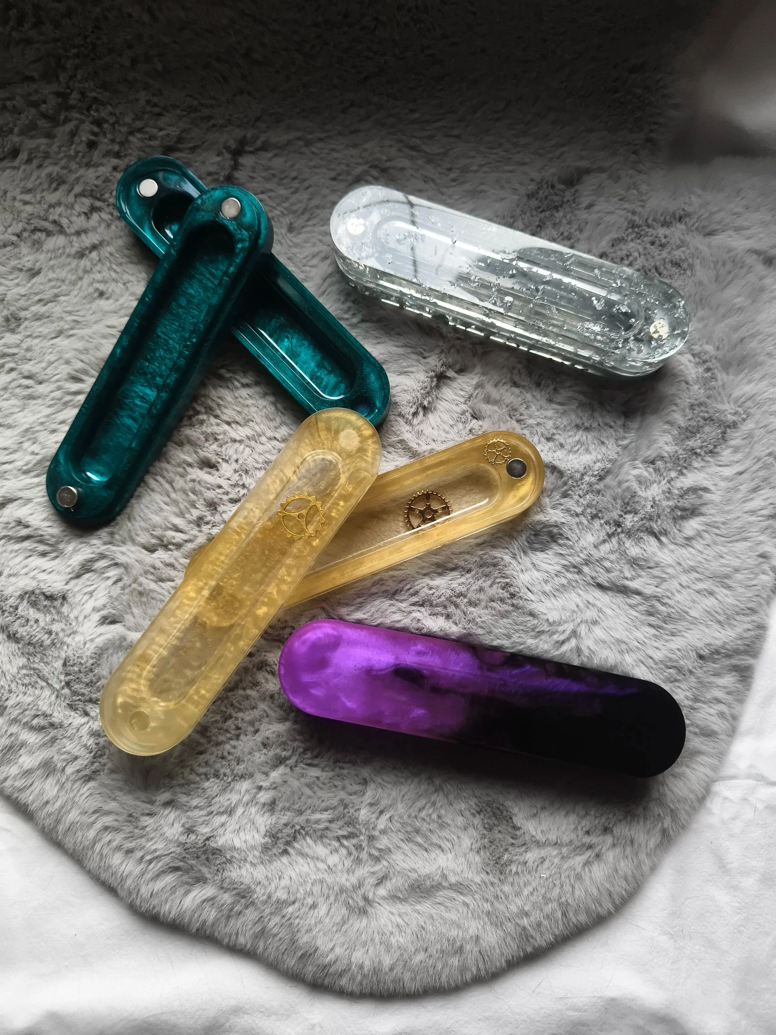 Aufbewahrungsboxen für Würfel in Smaragdgrün, Goldgelb, Silber, Lilaschwarz;