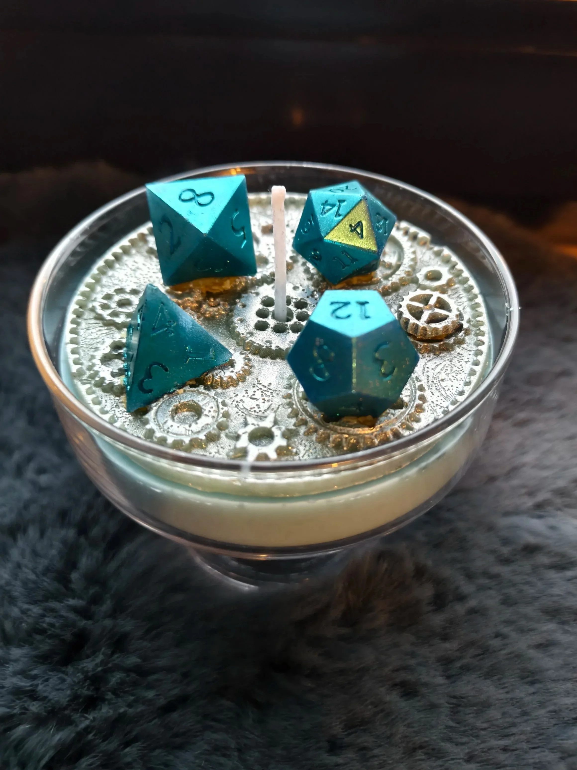 Kerze "D&D Würfel" metalic silber-blau