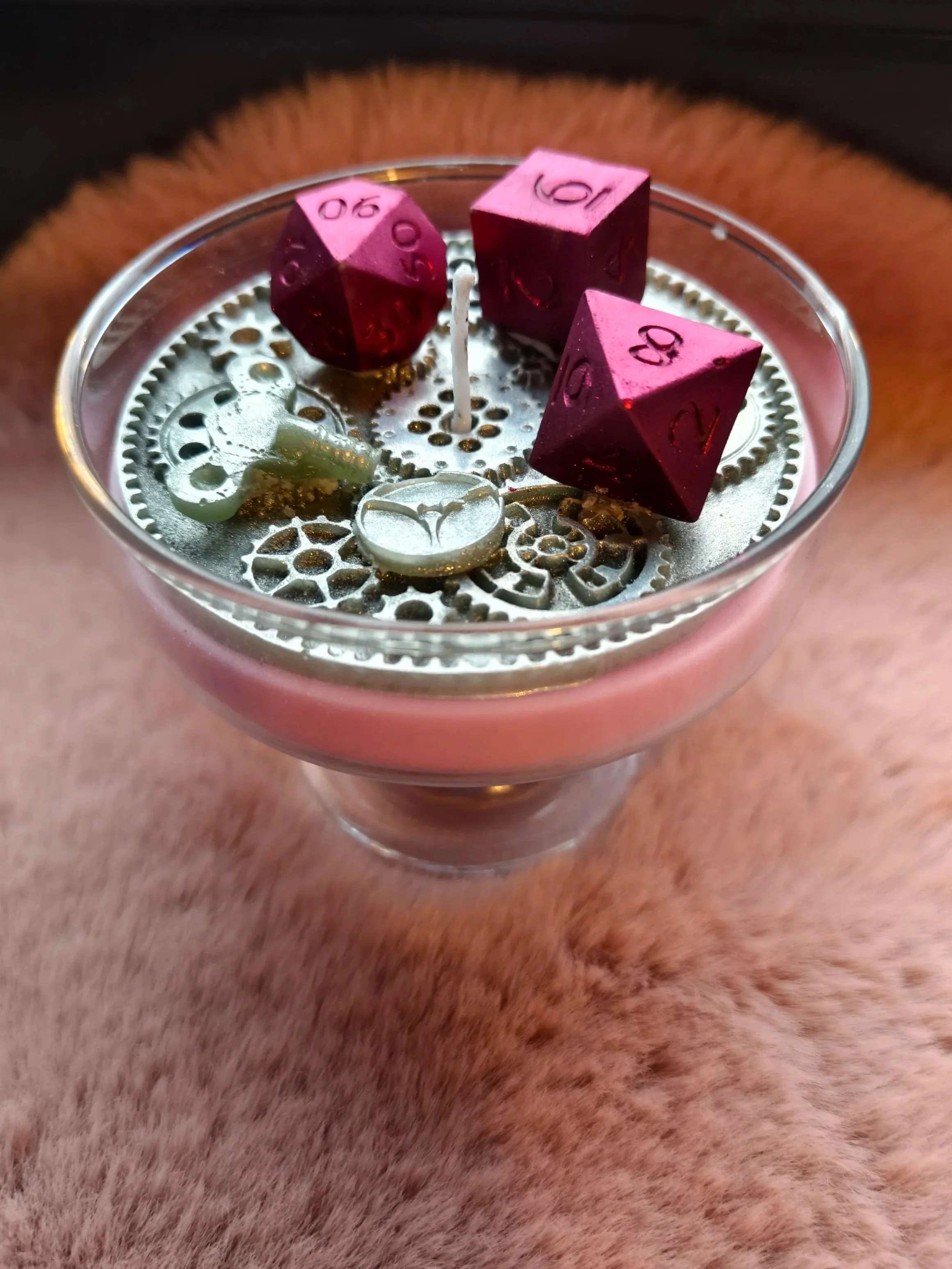 Kerze "D&D Würfel" metalic silber-magenta