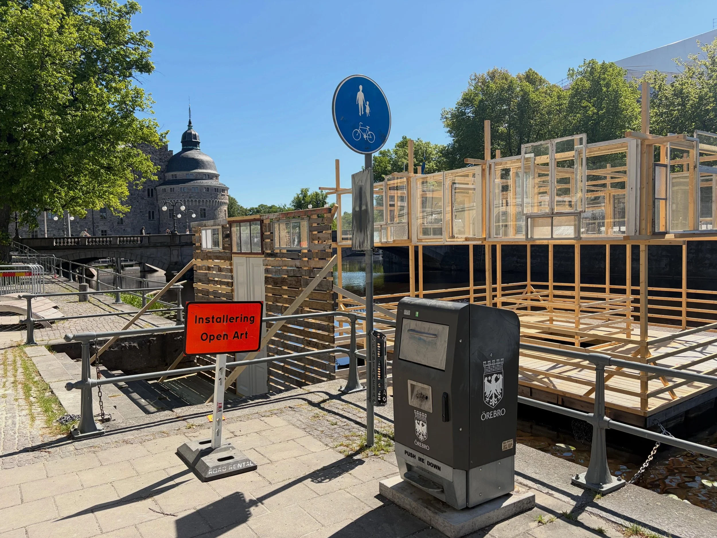 Ett lite annorlunda byggprojekt mitt i &Ouml;rebro.

F&ouml;r &aring;rets @openartsweden fick vi uppdraget att bygga och installera den flytande plattformen och b&auml;rande konstruktionen till ett av konstverken. Allt byggdes efter konstn&auml;rens 