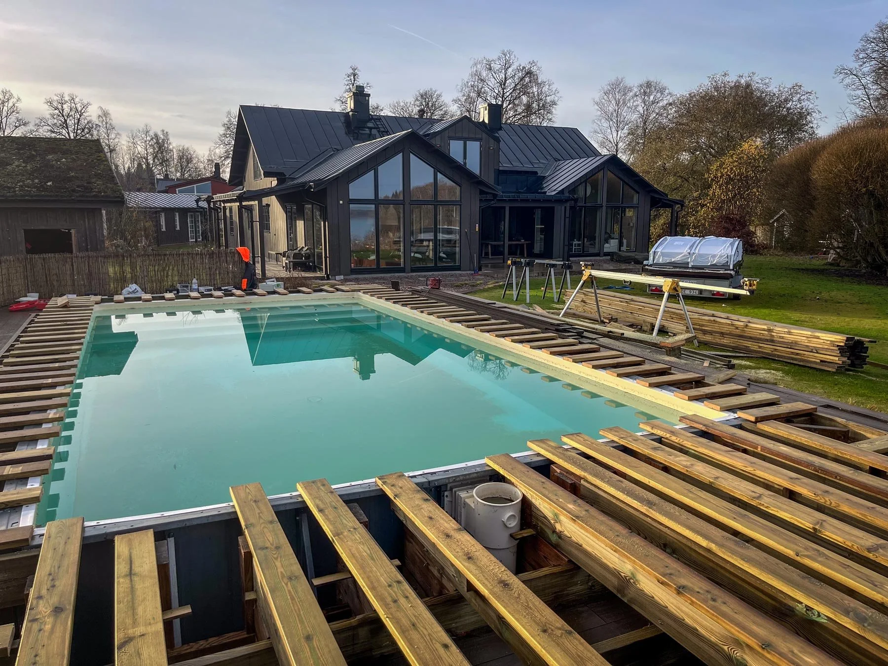 Uppbyggnad av trädäck kring pool, Örebro.