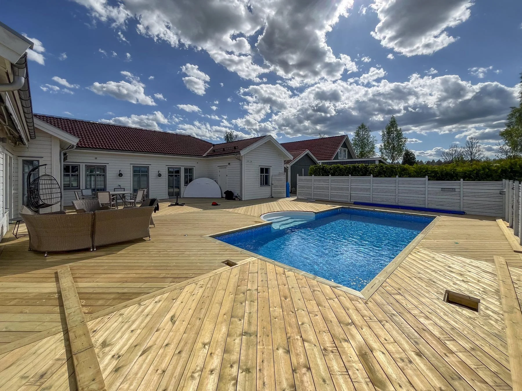 Platsbyggt trädäck kring pool, Örebro.