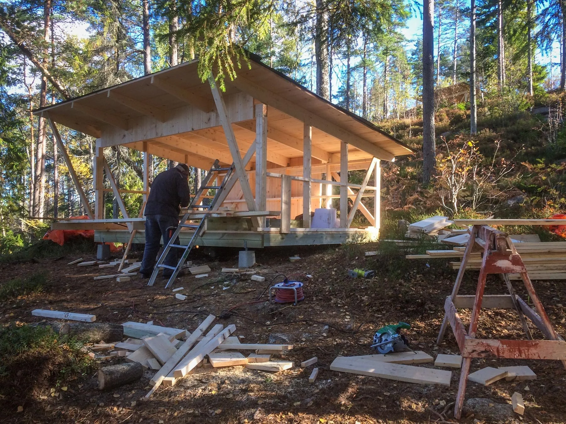 Uppförande av vindskydd i naturmiljö, Örebro.