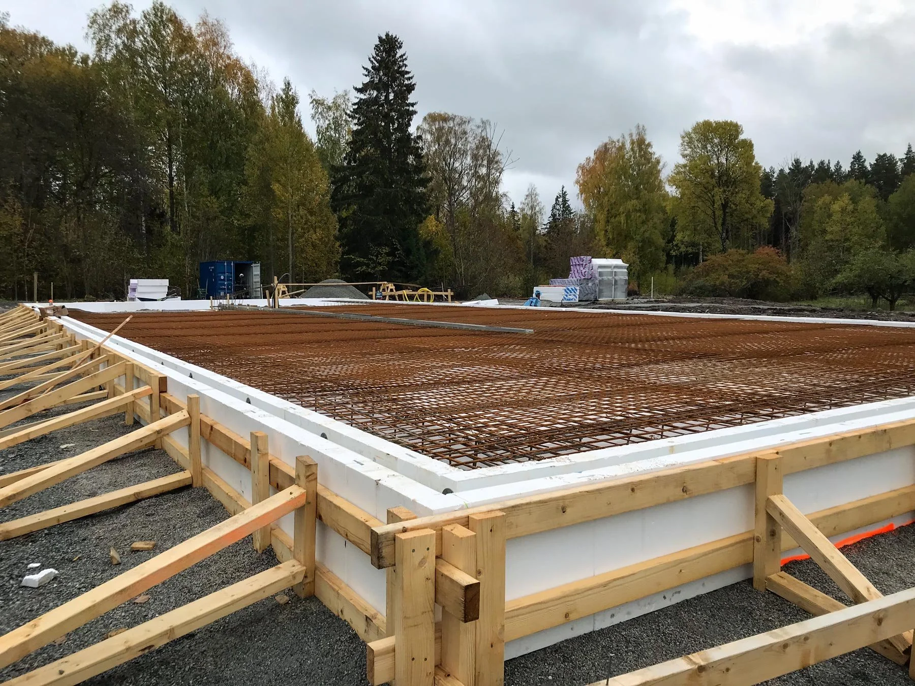 Armering och form inför gjutning av betongplatta, Örebro.