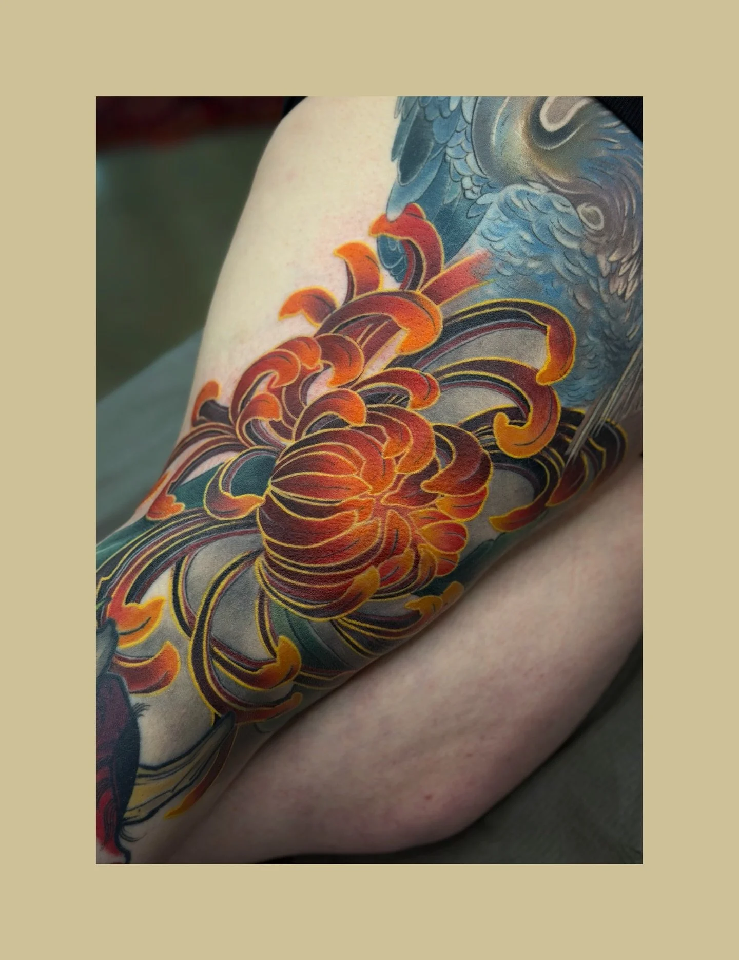 Golden thread chrysanthemum, by resident artist @tatloewen 
Tat is booking Sept through to the new year. Email her for bookings and inquiries TatLoewen@yahoo.ca