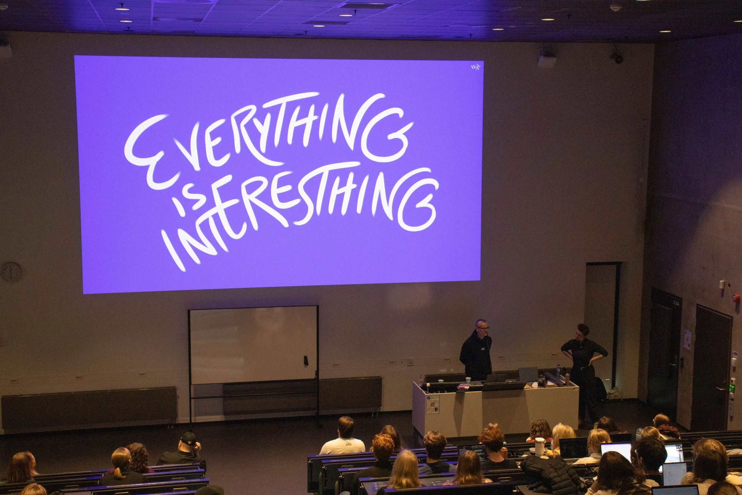Oversiktsbilde med foredragsholder fra Wal. Presentasjon med tittelen "Everything is interesting".