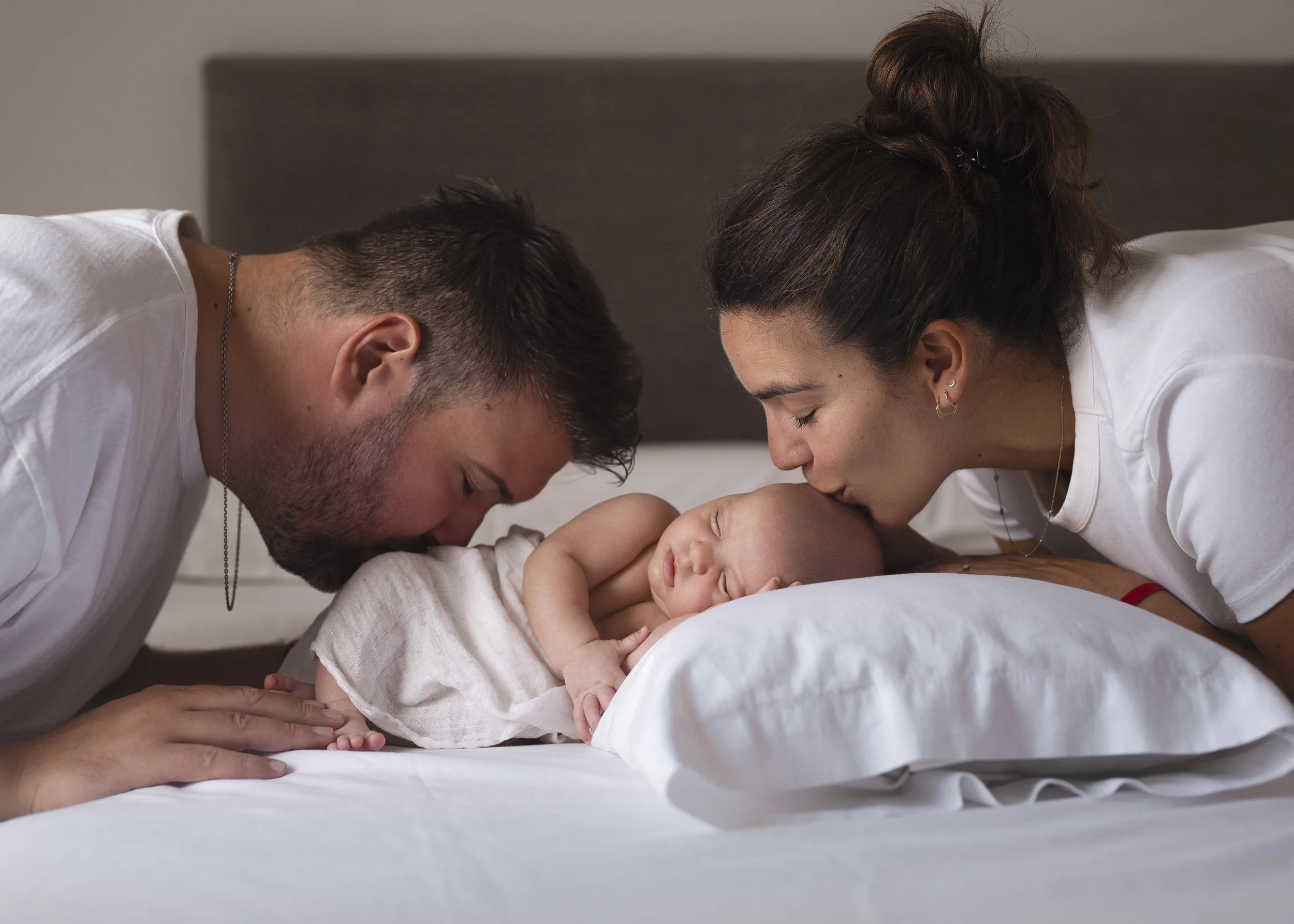 un bebé y su familia posando para una sesión de fotos en fuengirola