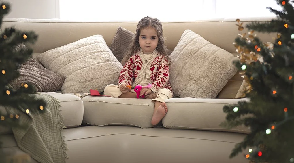 una niña posando en un escenario navideño en Benalmadena