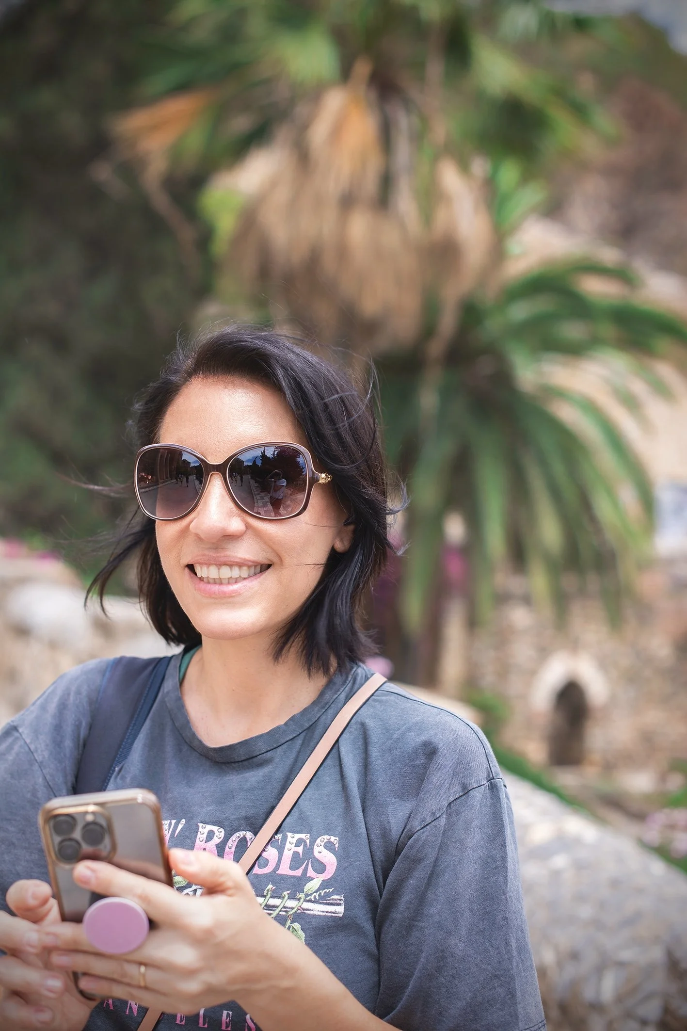 Brenda Kihn Fotografa en Benalmádena sosteniendo su teléfono móvil lista para responder los mensajes que le envían sus clientas