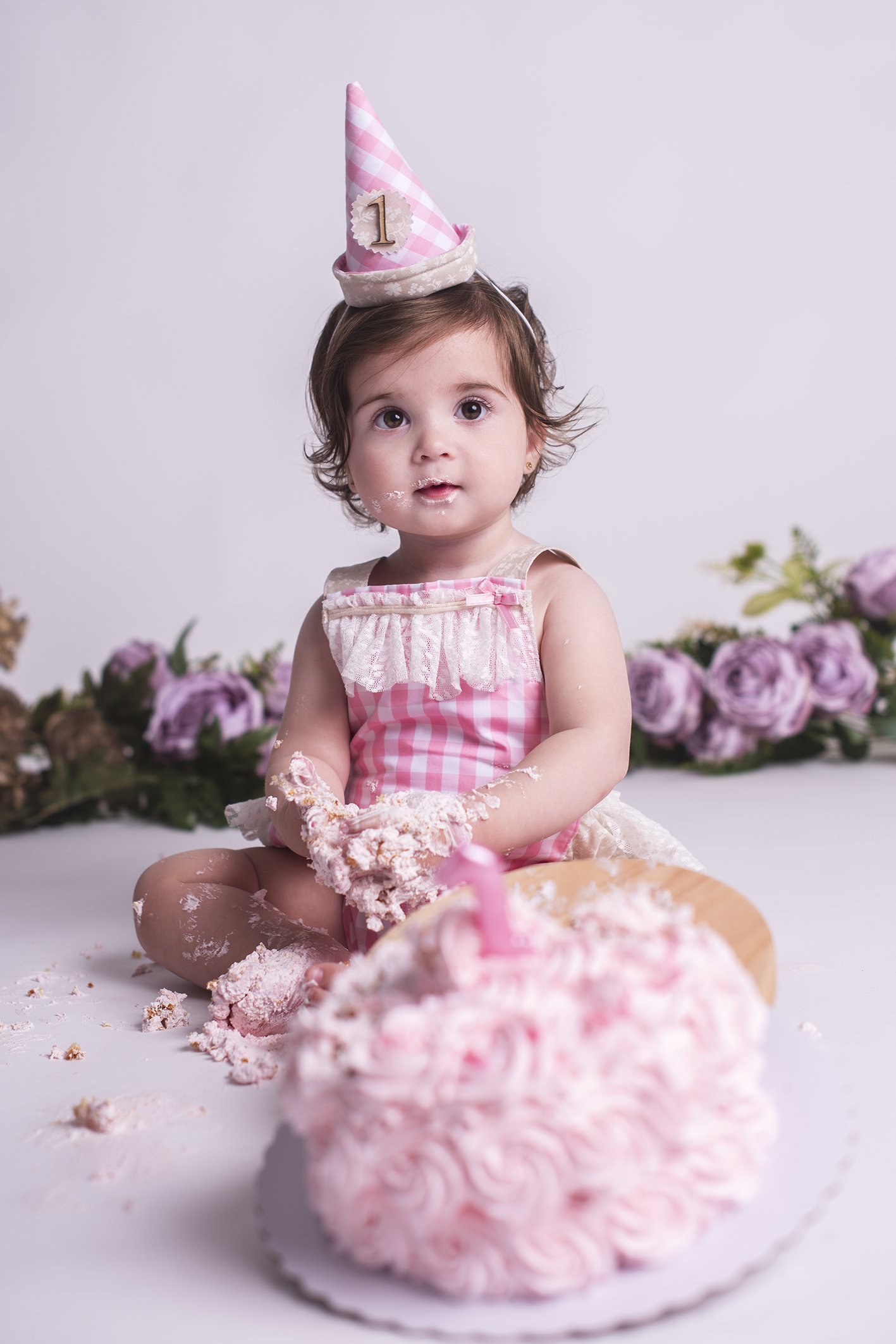 sesión del primer año de vida en estudio con una smash cake en Benalmádena