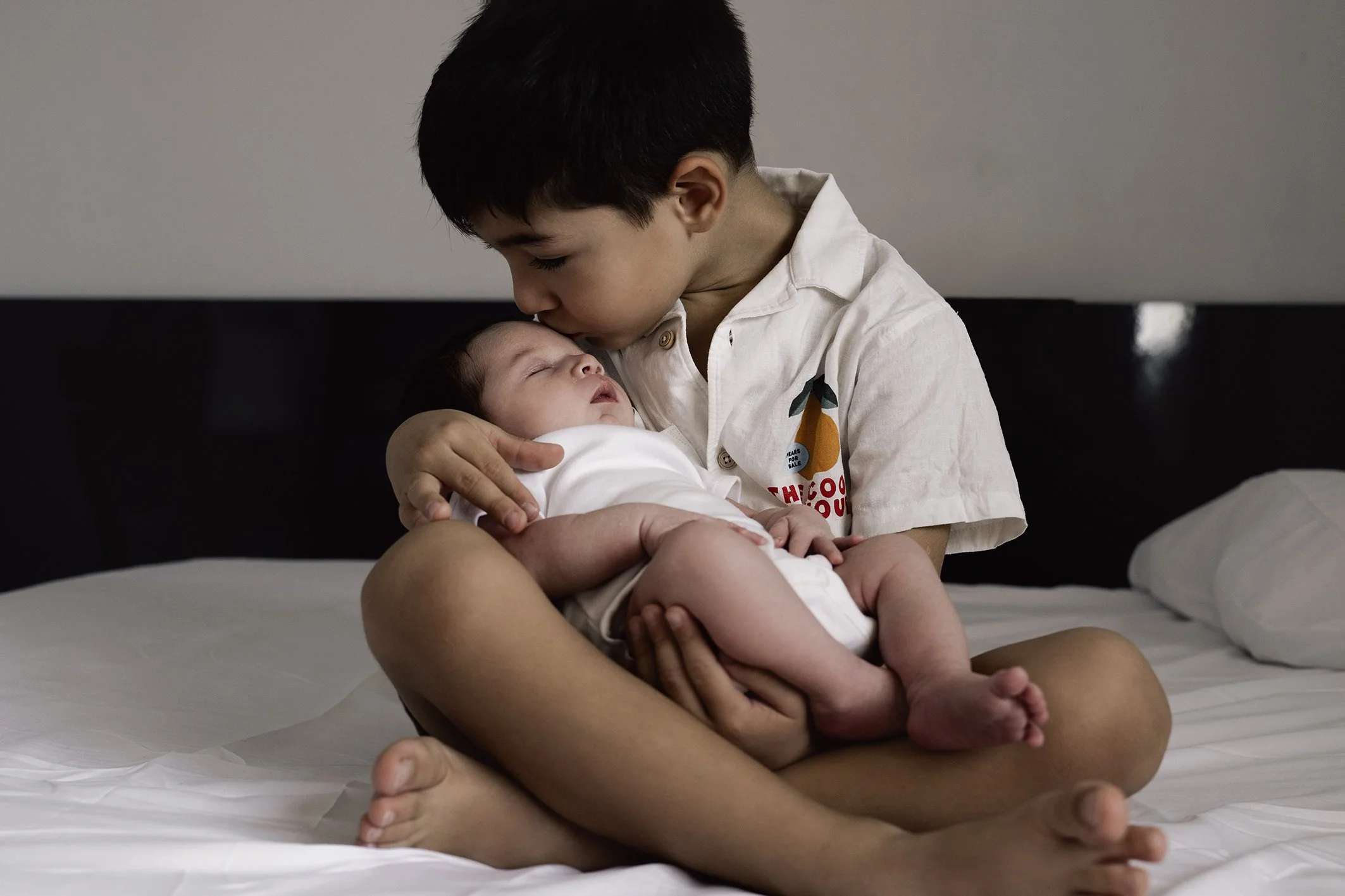 sesión de fotos de bebé recién nacido con su hermano en su casa