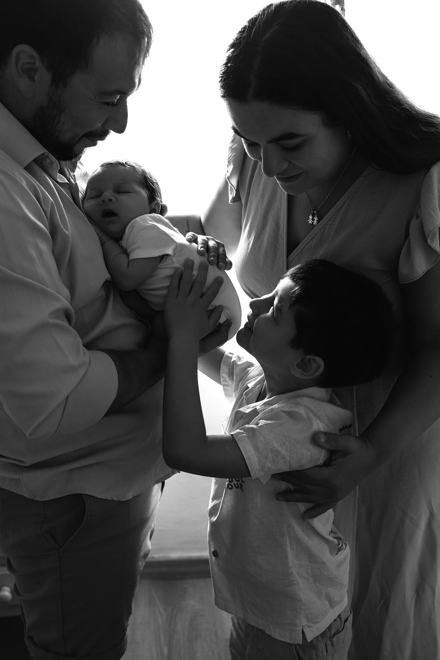 sesión de fotos de bebé recién nacido con su familia en su casa