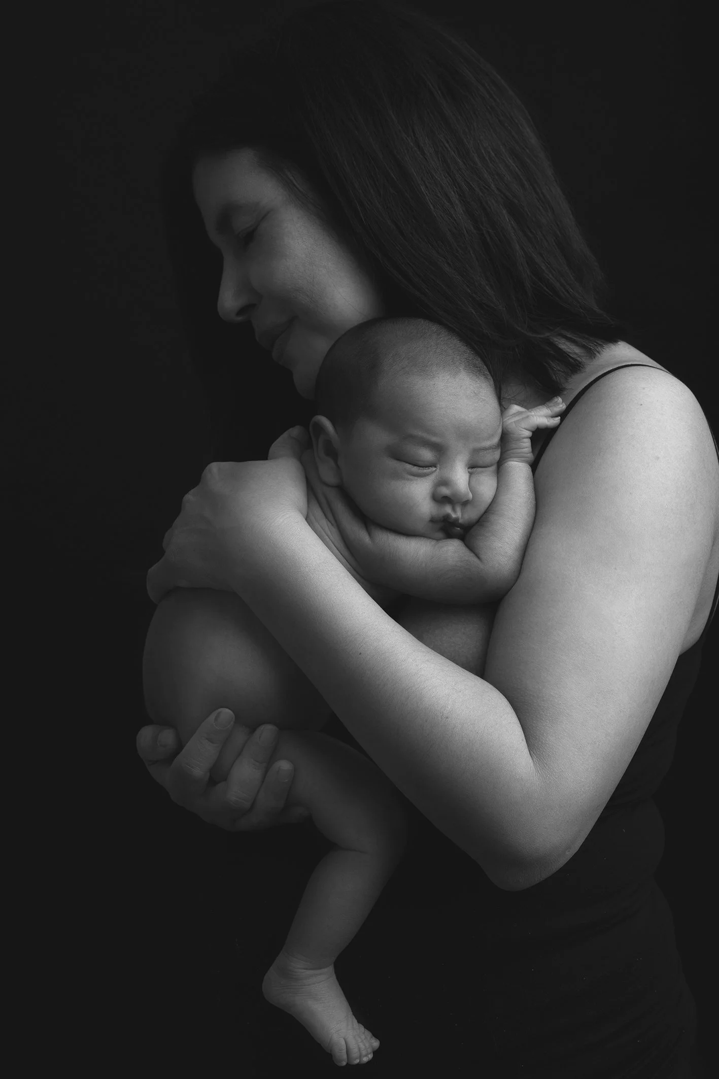 mamá abrazando a su bebé recién nacido en una sesión de fotos en Benalmádena