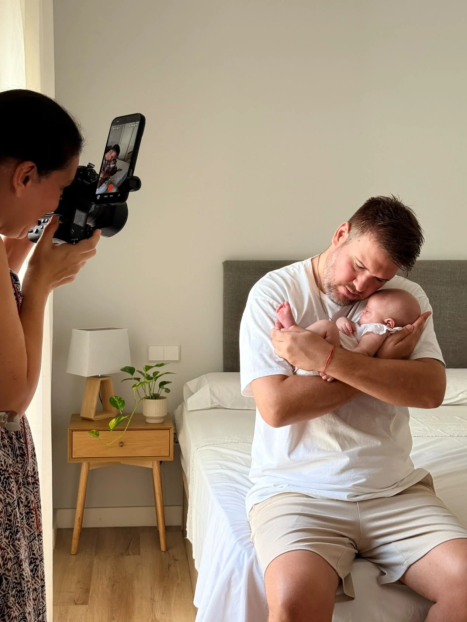 fotógrafa tomando fotos a un bebé recién nacido en su domicilio en Fuengirola