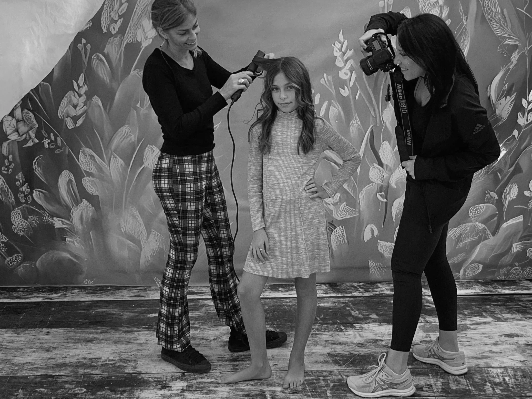 una niña modelando en una sesión de fotos profesional en Benalmádena 