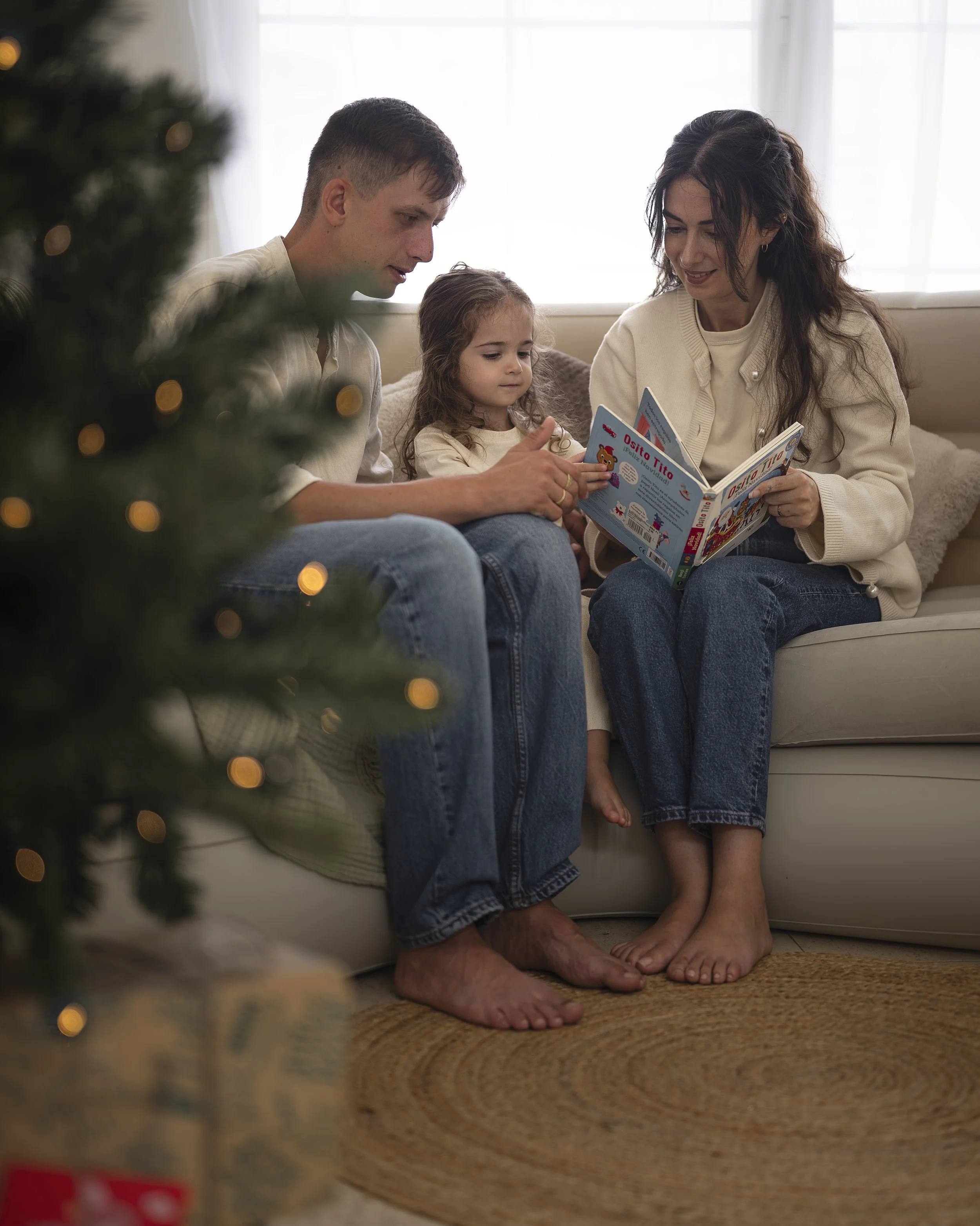 una familia en una sesión de fotos navideñas en un estudio de fotografía en Málaga