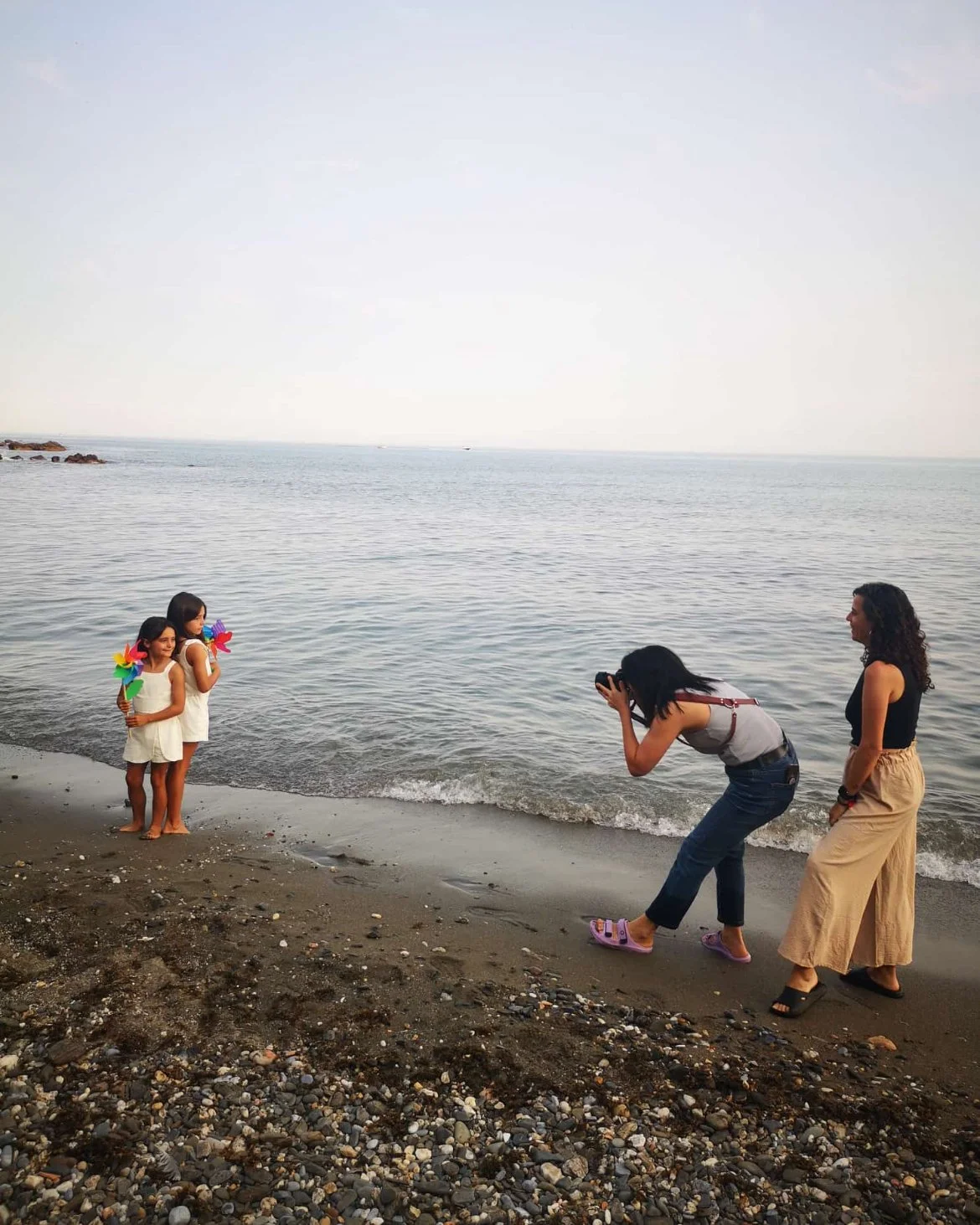 dos niñas hermanas posando en la playa de benalmádena para una sesión de fotos