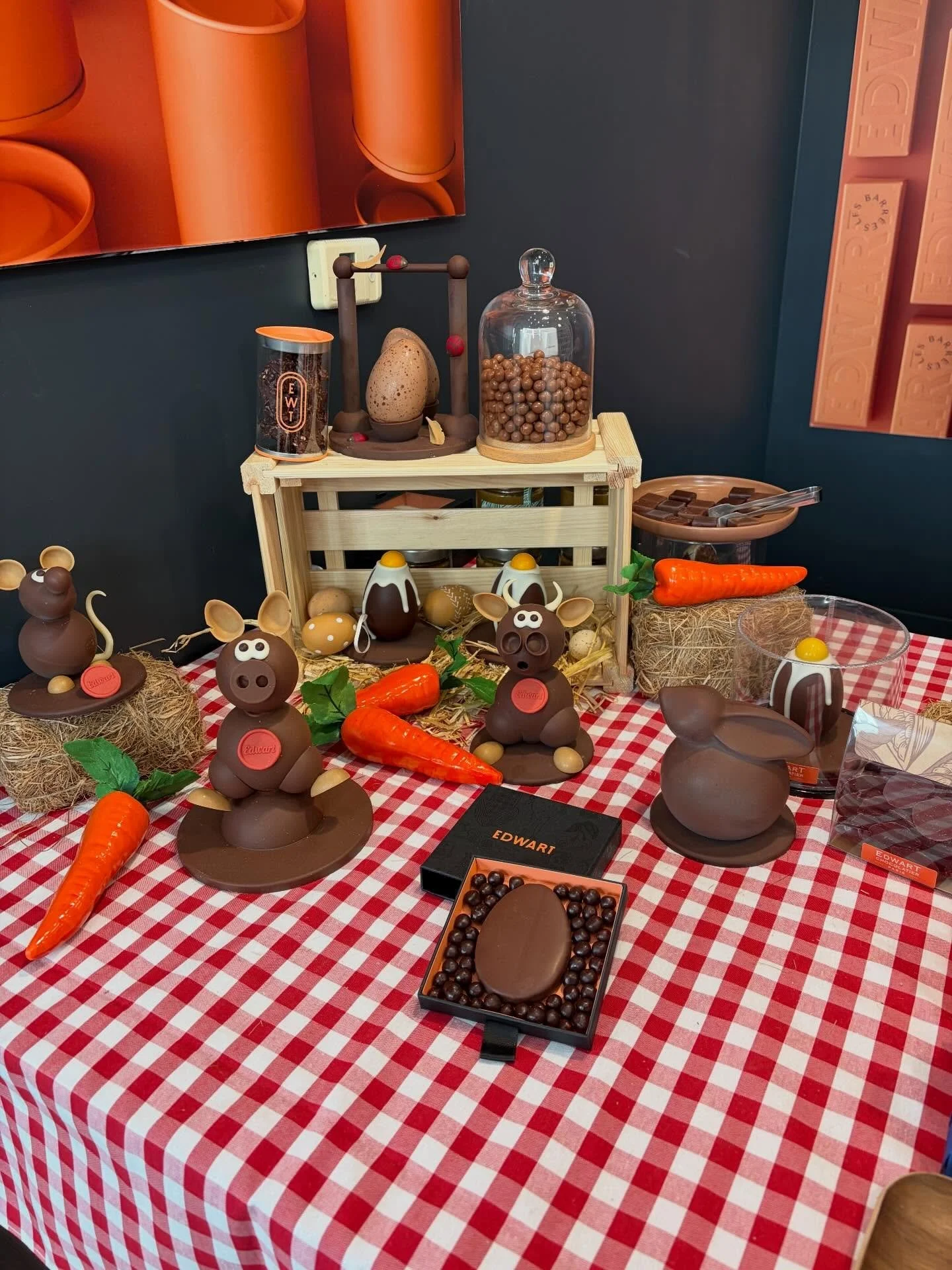 Never underestimate the impact of a good customer experience especially in a city like Paris where there is quite some room for improvement when it comes to customer service 😉 Last week I walked into @edwartchocolatier just to look around and maybe 