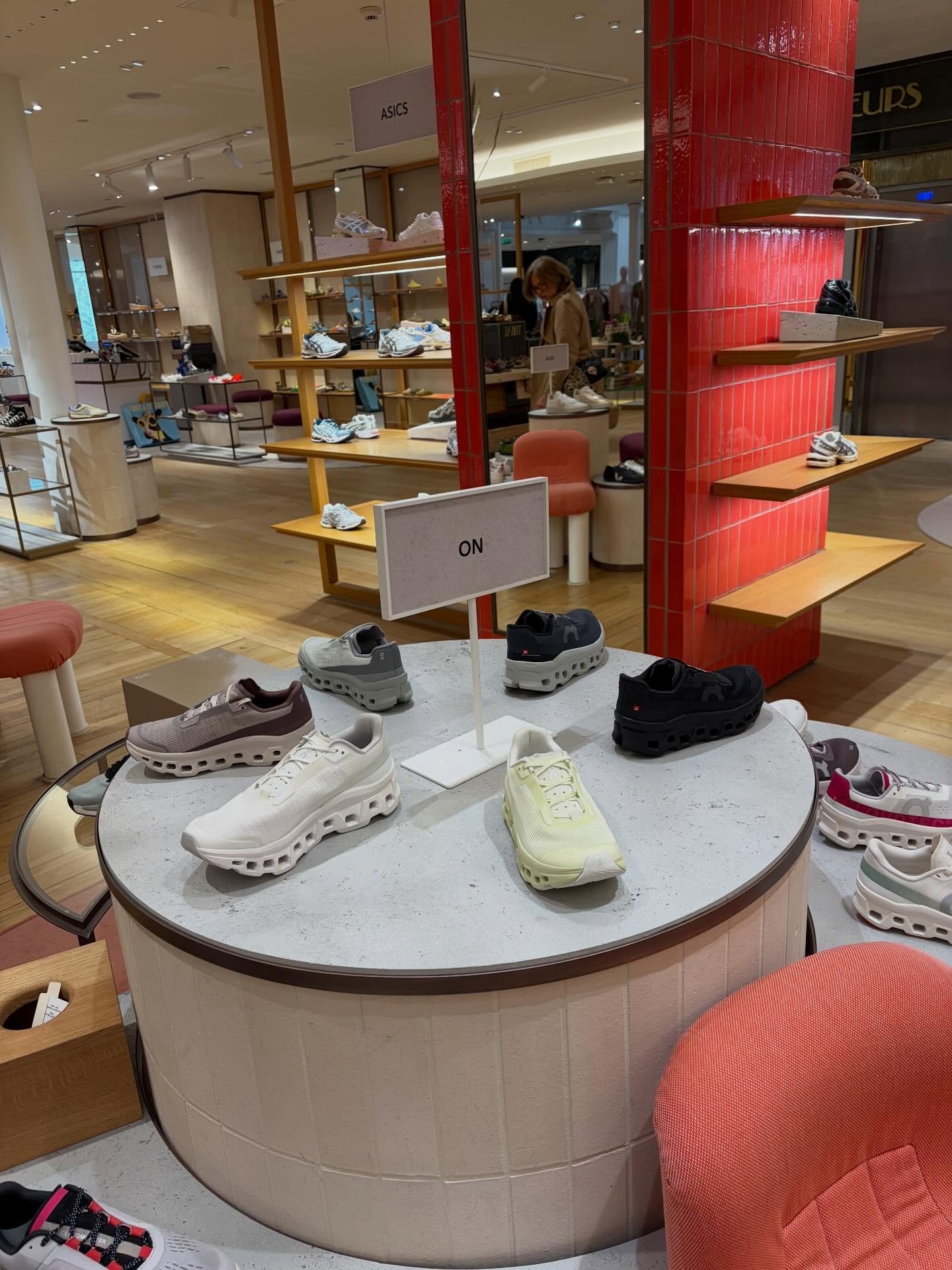 Here is a short selection of the ALTA VITA shopping bag when at @lebonmarcherivegauche 
- Training with good shoes is important to prevent injuries. I wear @on and love it 🤩
- @maxmara embodies the essence of the ALTA VITA style! Everything is beaut