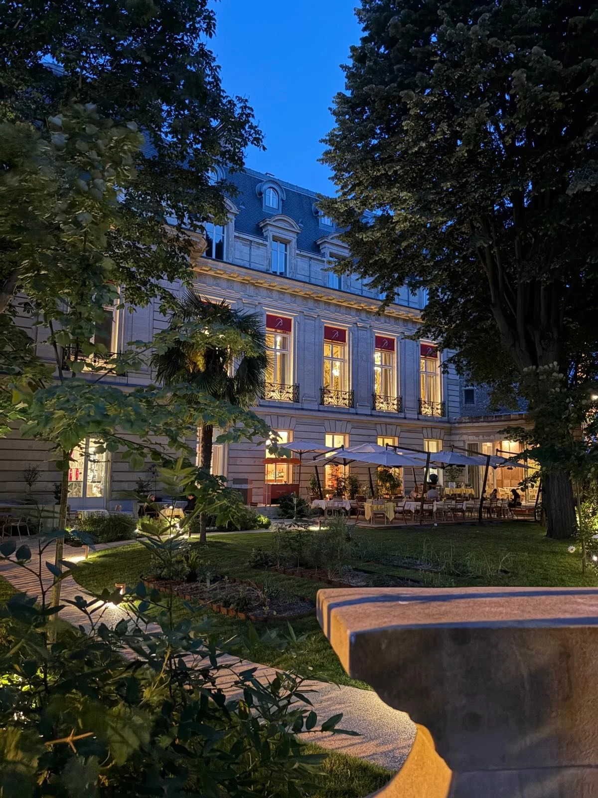 There are many reasons why I love Paris and that have kept me here for almost 25 years. Amongst them is the elegance and refinement of unique spots like @ducassebaccarat and its charming garden that just reopened for the summer season.