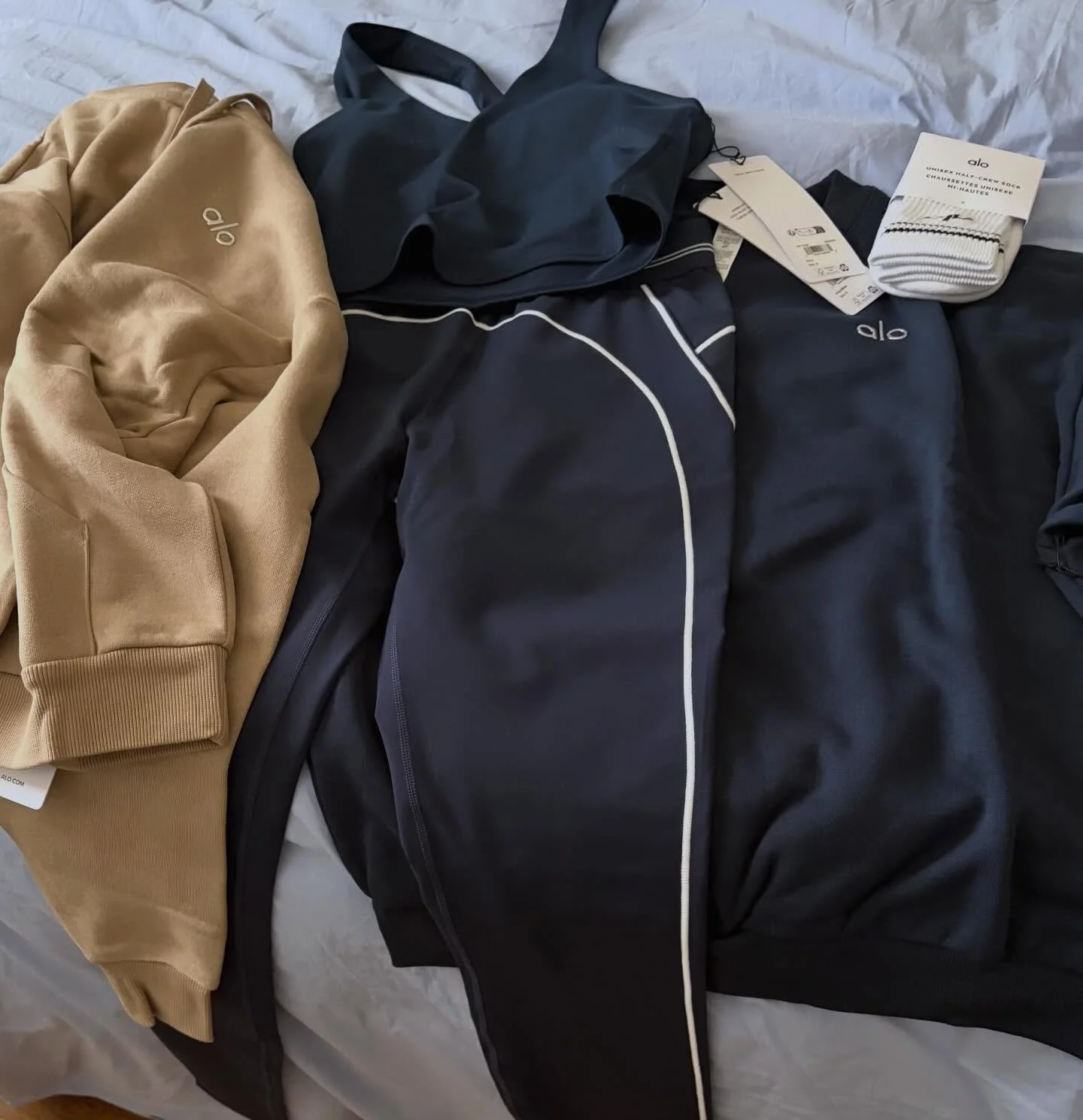 All active girls wear @alo and The ALTA VITA is no exception. Just got my latest order straight from LA but I look forward to the flagship opening in Paris soon 🌟