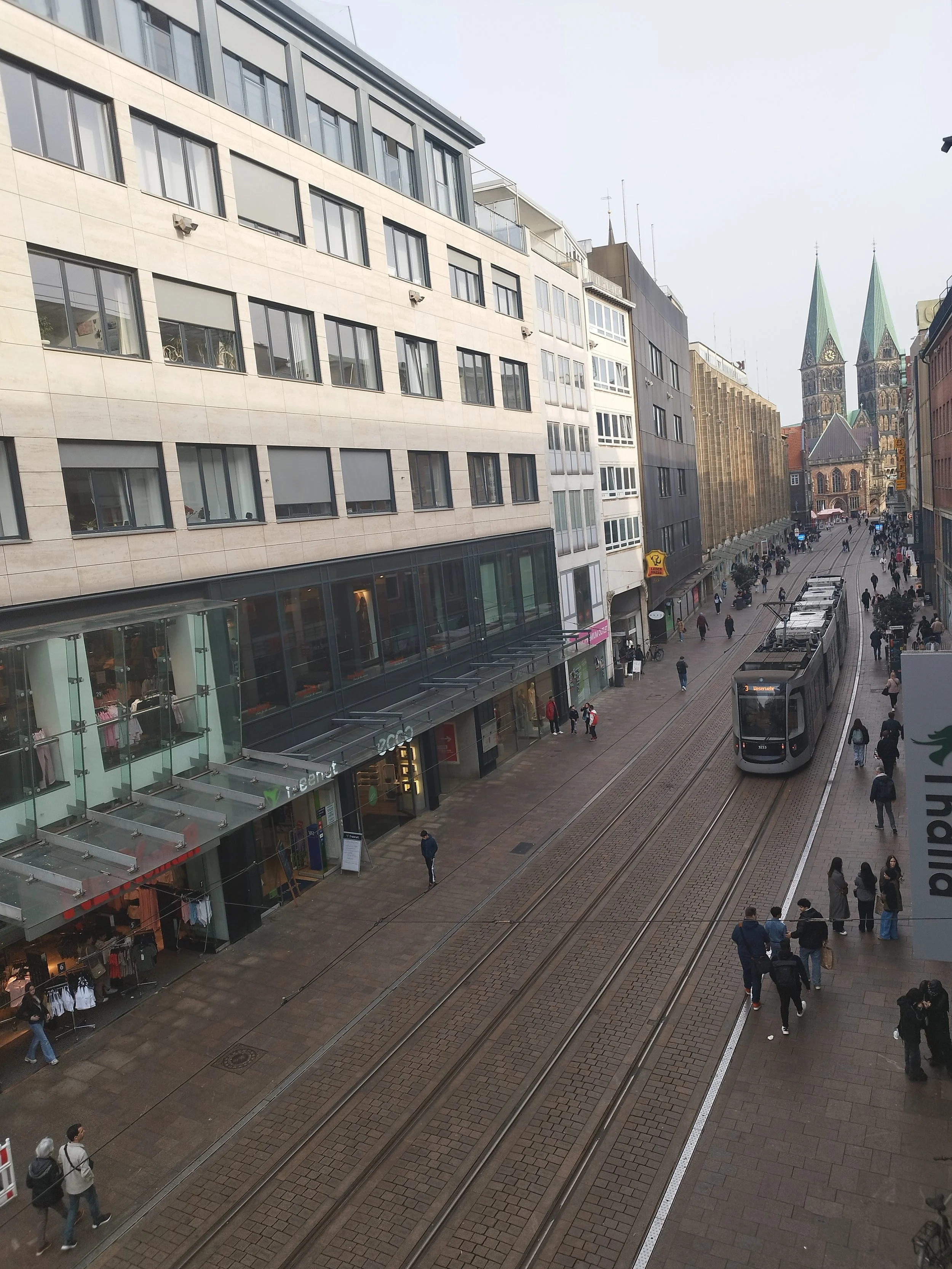 Psychotherapiepraxis in Bremen mit Aufzug – Blick aus dem Fenster auf die Straße mit Straßenbahn