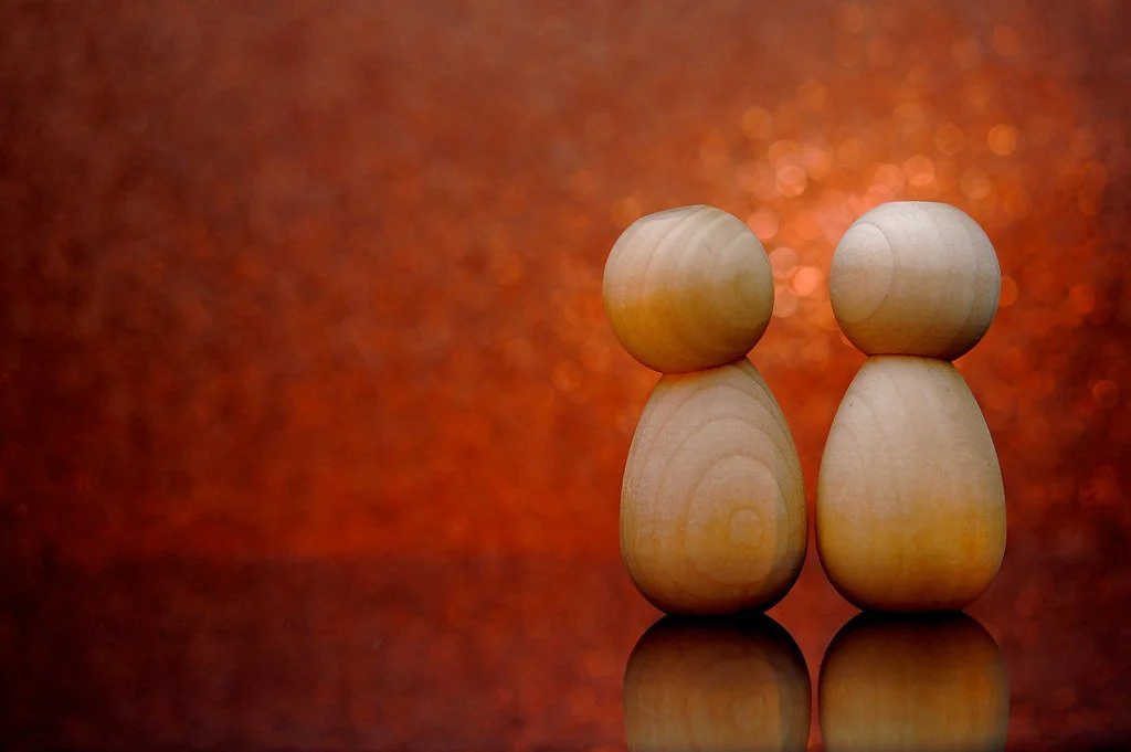 Zwei Holzfiguren, die sich ansehen, als Symbol für Sexualität und Beziehung in der Sexualtherapie bei Svetlana Kess in Bremen