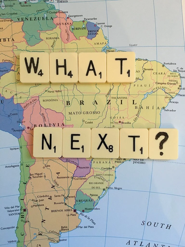 Weltkarte mit Scrabble-Buchstaben „What next“ als Symbol für den Ablauf der Paartherapie in der Psychotherapiepraxis von Svetlana Kess in Bremen