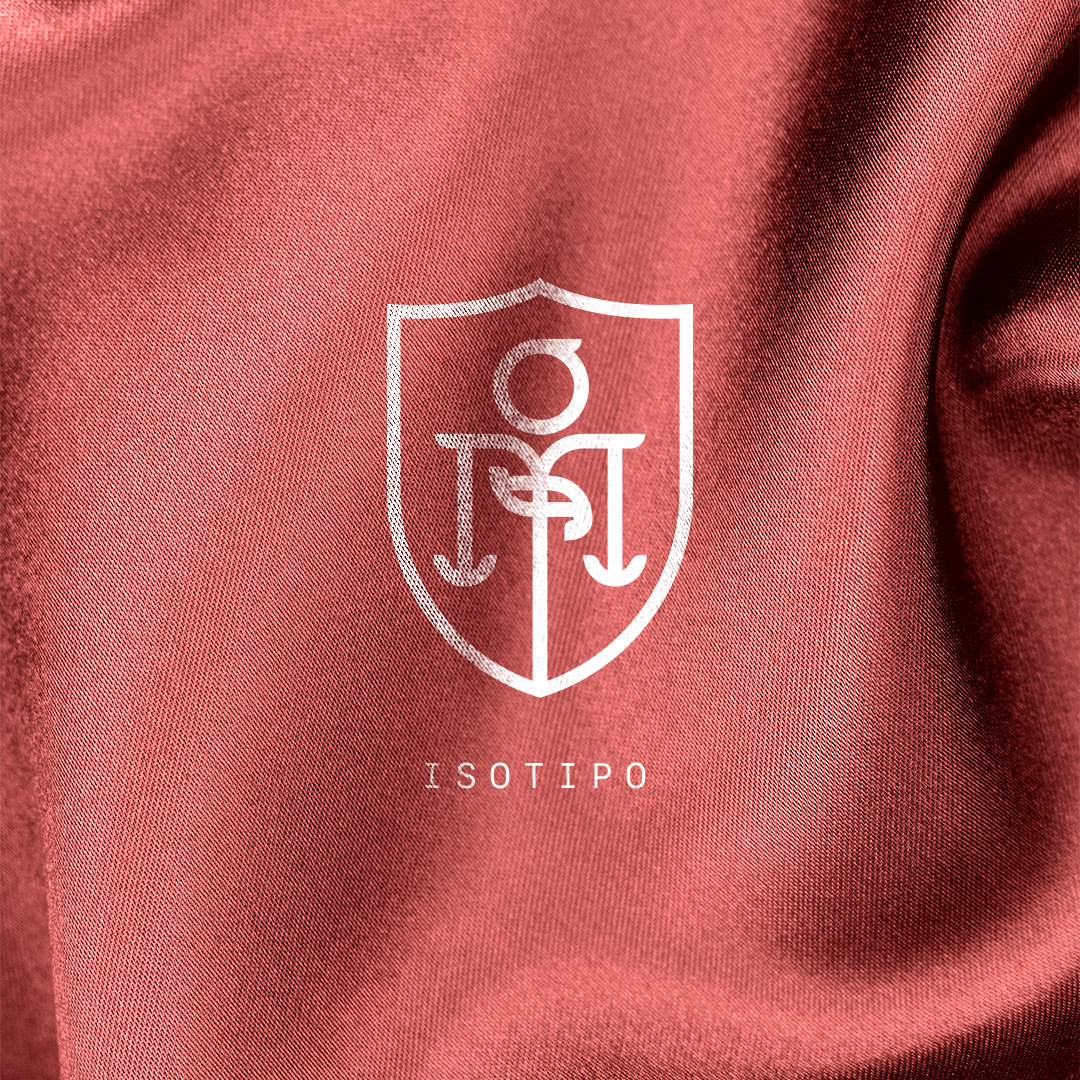 Diseño en tela de camiseta con escudo y ancla, y la palabra 'ISOTIPO' debajo.