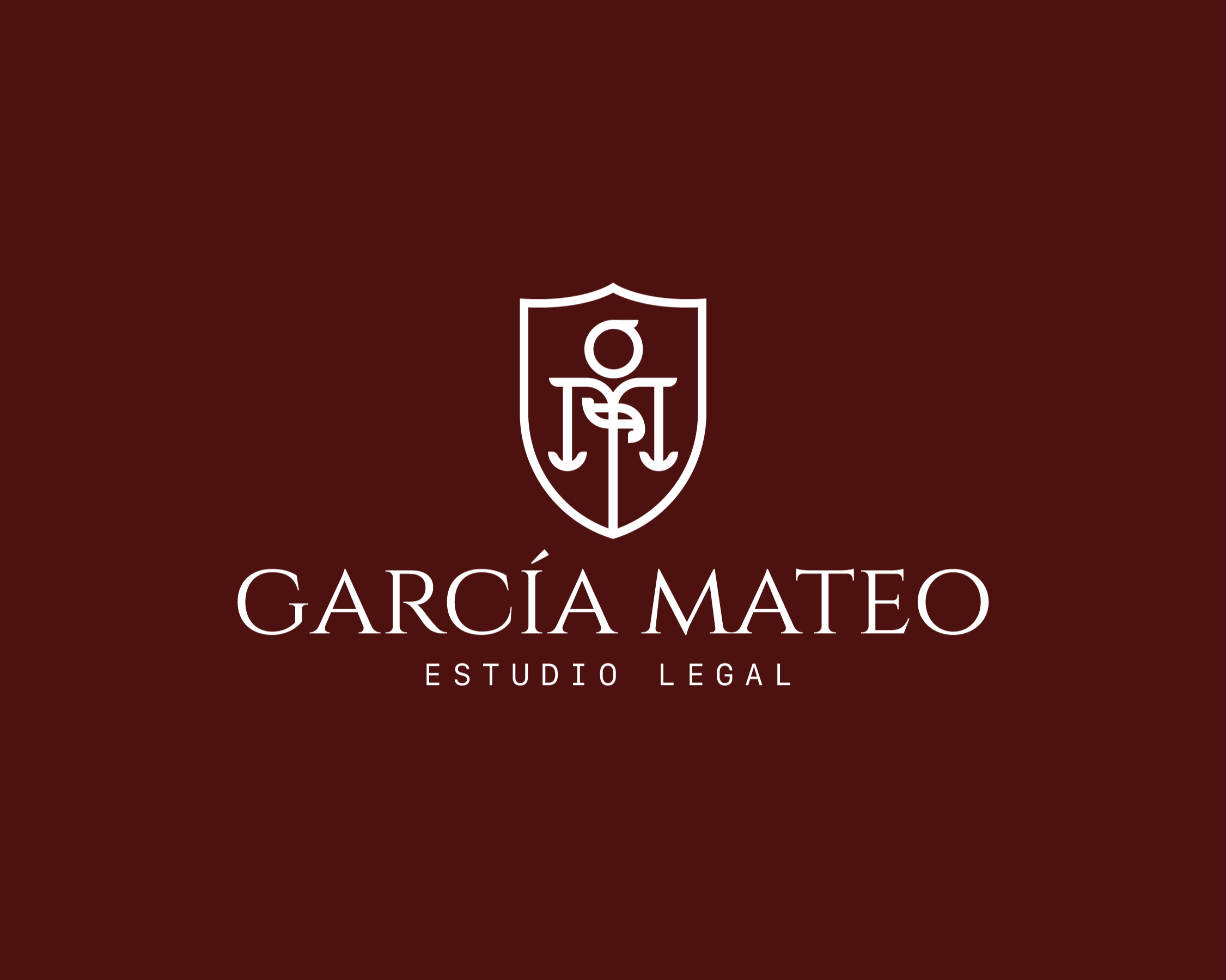 Logotipo con escudo y letras, en fondo burdeos oscuro. Texto: García Mateo Estudio Legal.