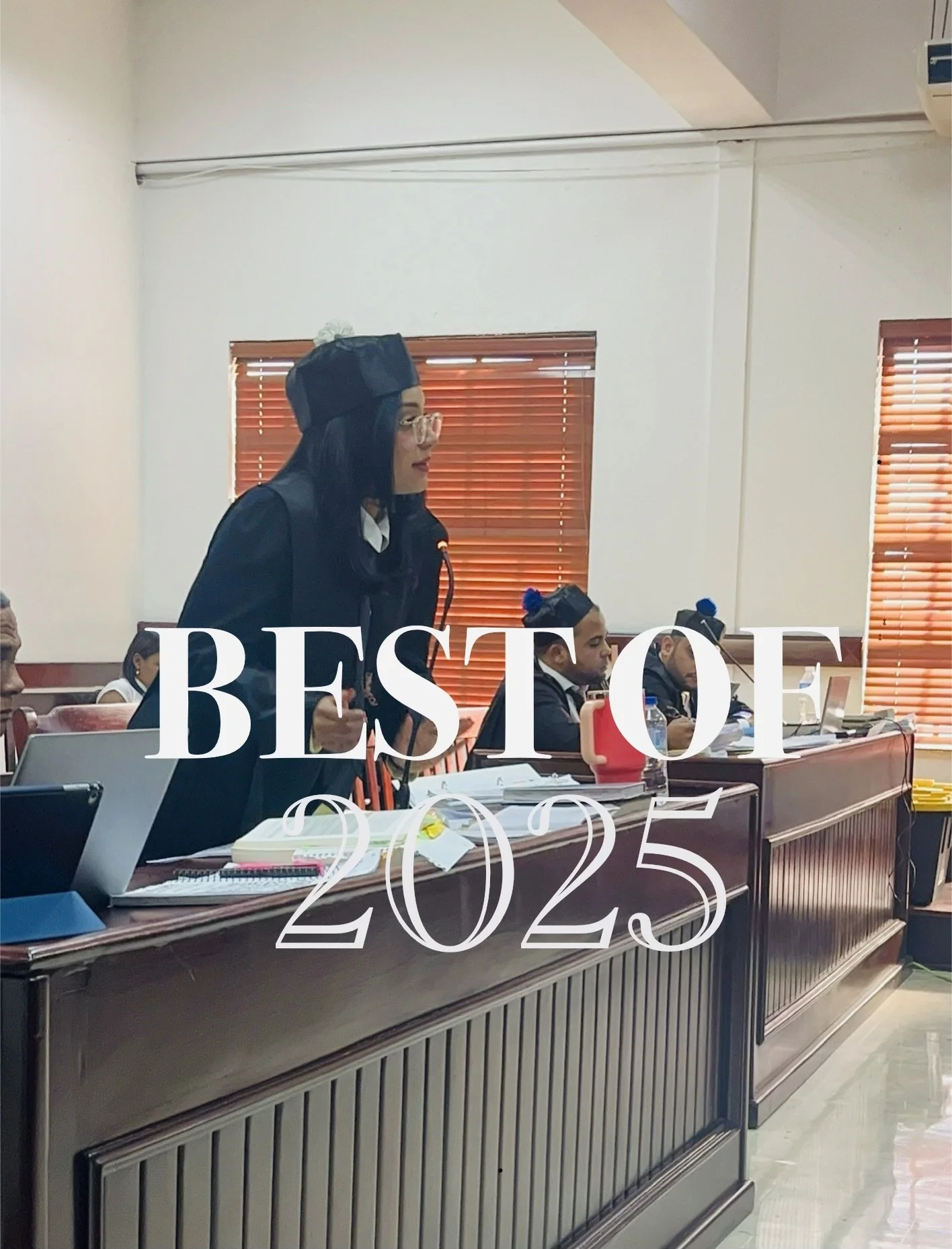 Una mujer en un traje judicial y birrete asistiendo a un acto formal en un aula con otros asistentes, con texto que dice 'Best of 2025'.