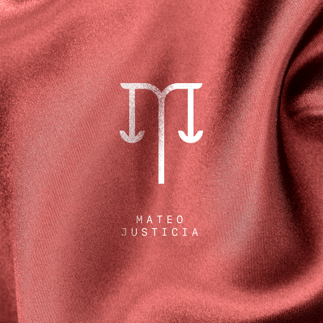 Fondo de tela de seda color vino con logotipo blanco y texto que dice 'Mateo Justicia'.