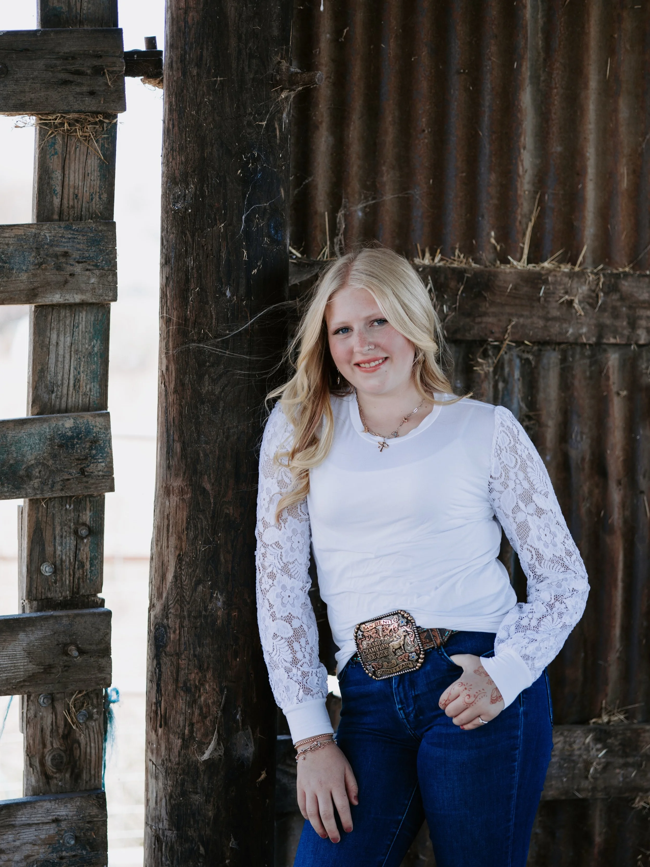 🌾🤍 Boots, hay bales, and big dreams. 🤍🌾

She may be wrapping up 8th grade, but she&rsquo;s already carrying herself like she&rsquo;s ready to take on the world. From barn beams and tractors to sunshine and country roads, this session was the perf