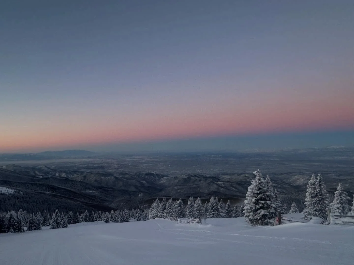 The morning after the amazing snow storm❄️🎿 Yesterday was epic skiing in a foot of fresh powder. Today was stunning with the light. We are blessed⛷️🤩😇💕