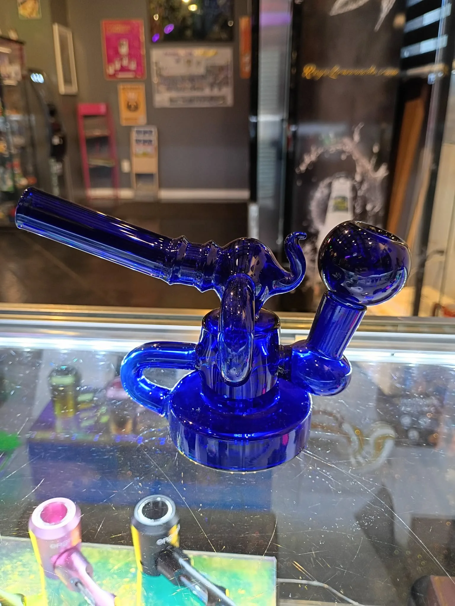 Deep blue glass bong/dab rip
