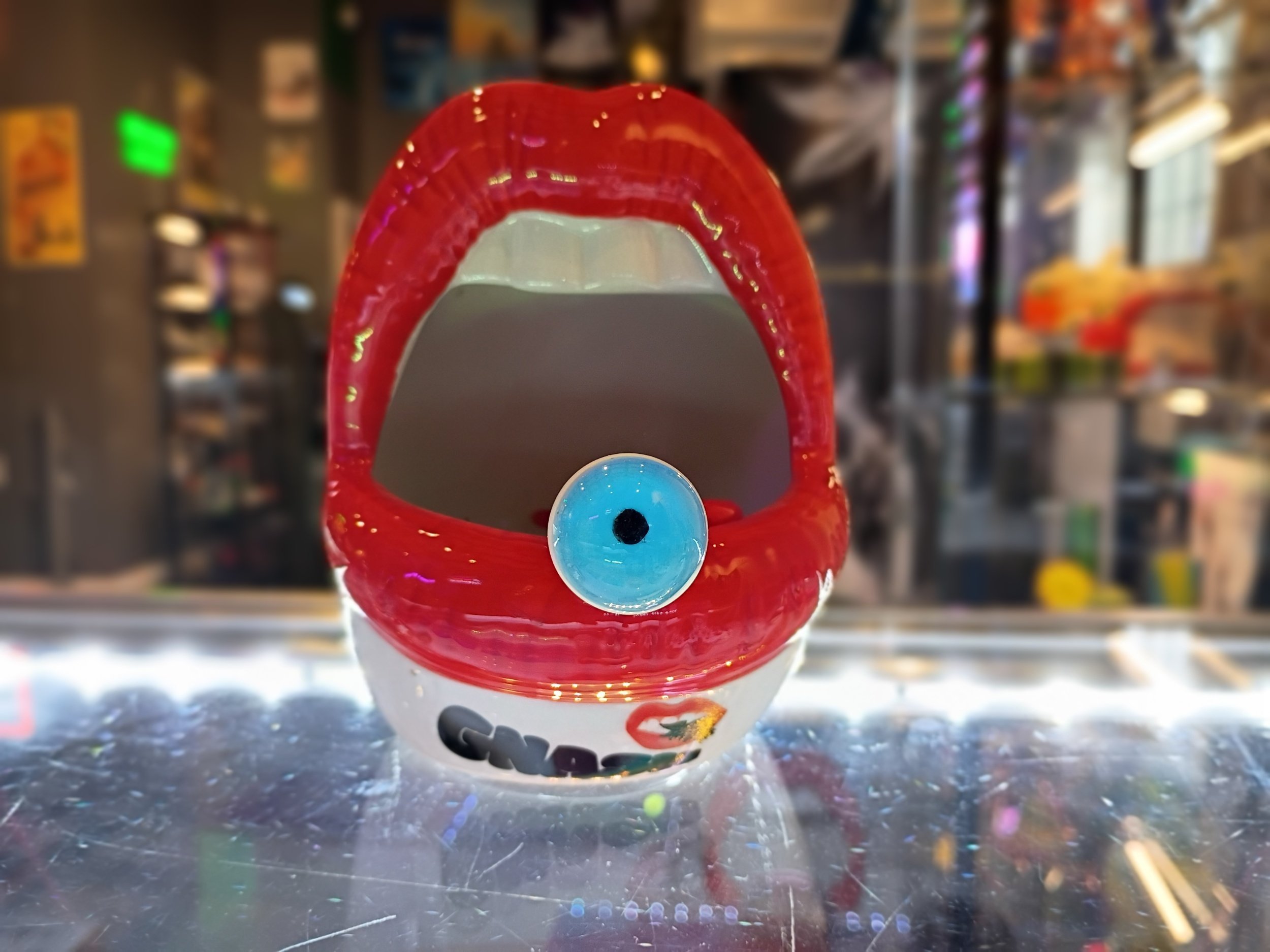Gnash mouth ash tray