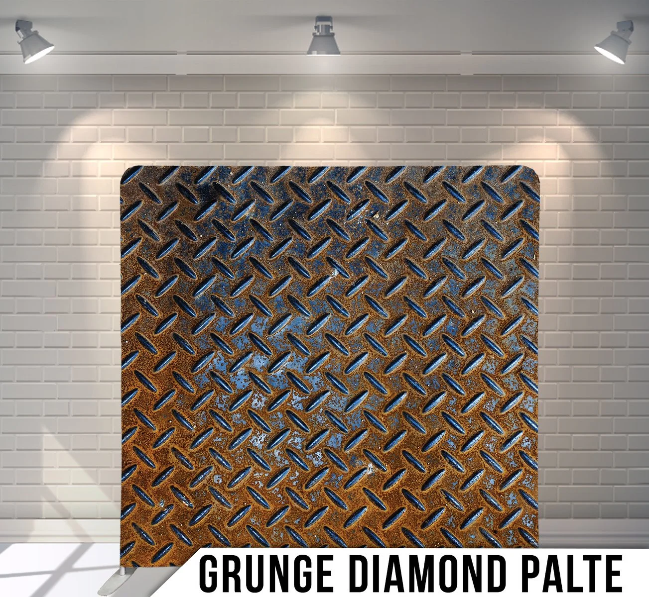 A rusty, diamond-plate metal panel with a grunge style, labeled 'GRUNGE DIAMOND PALTE' in front of a white brick wall with three overhead lights.