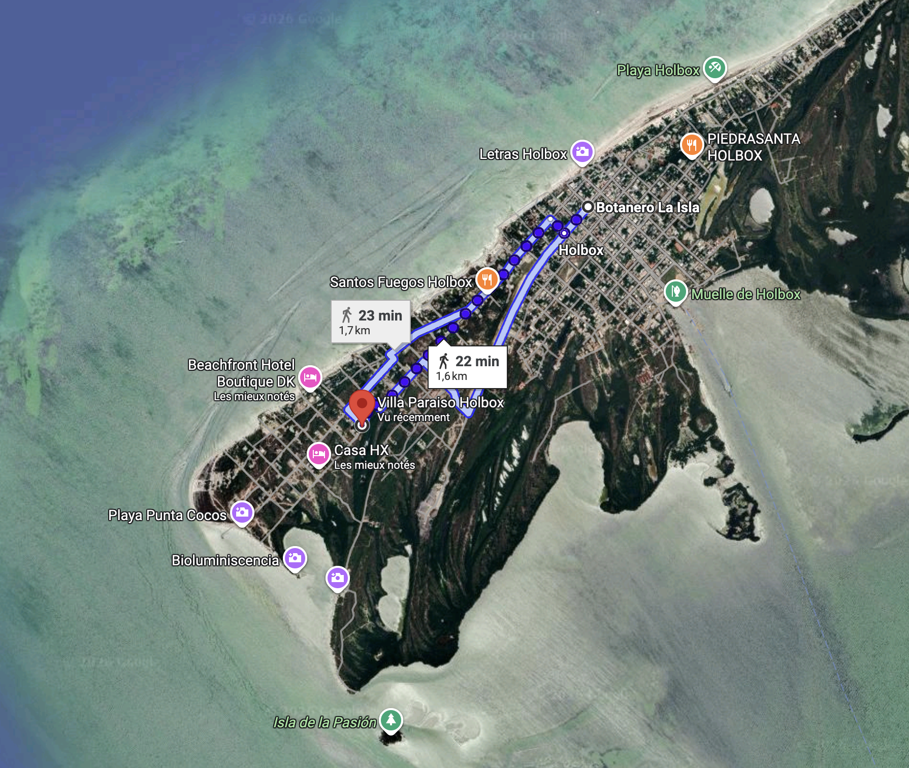 Carte satellite de l'île Holbox, avec des itinéraires de marche entre différentes attractions et hôtels, notamment Villa Paraíso Holbox, Casa HX, Playa Punta Cocos, et bords de mer, en Mexique.