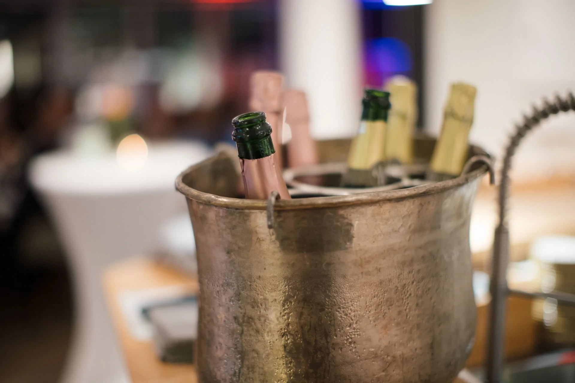 Sektflaschen in einem alten silbernen Eiskübel mit Wasser und Eis.