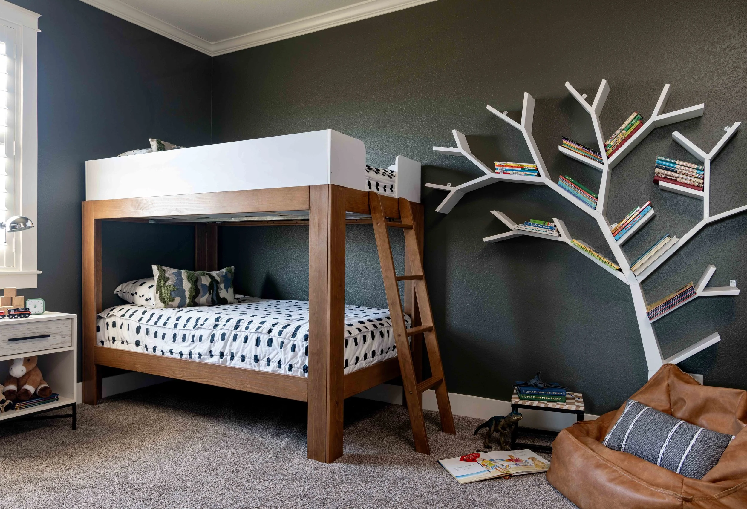 queens court bunk room.JPG