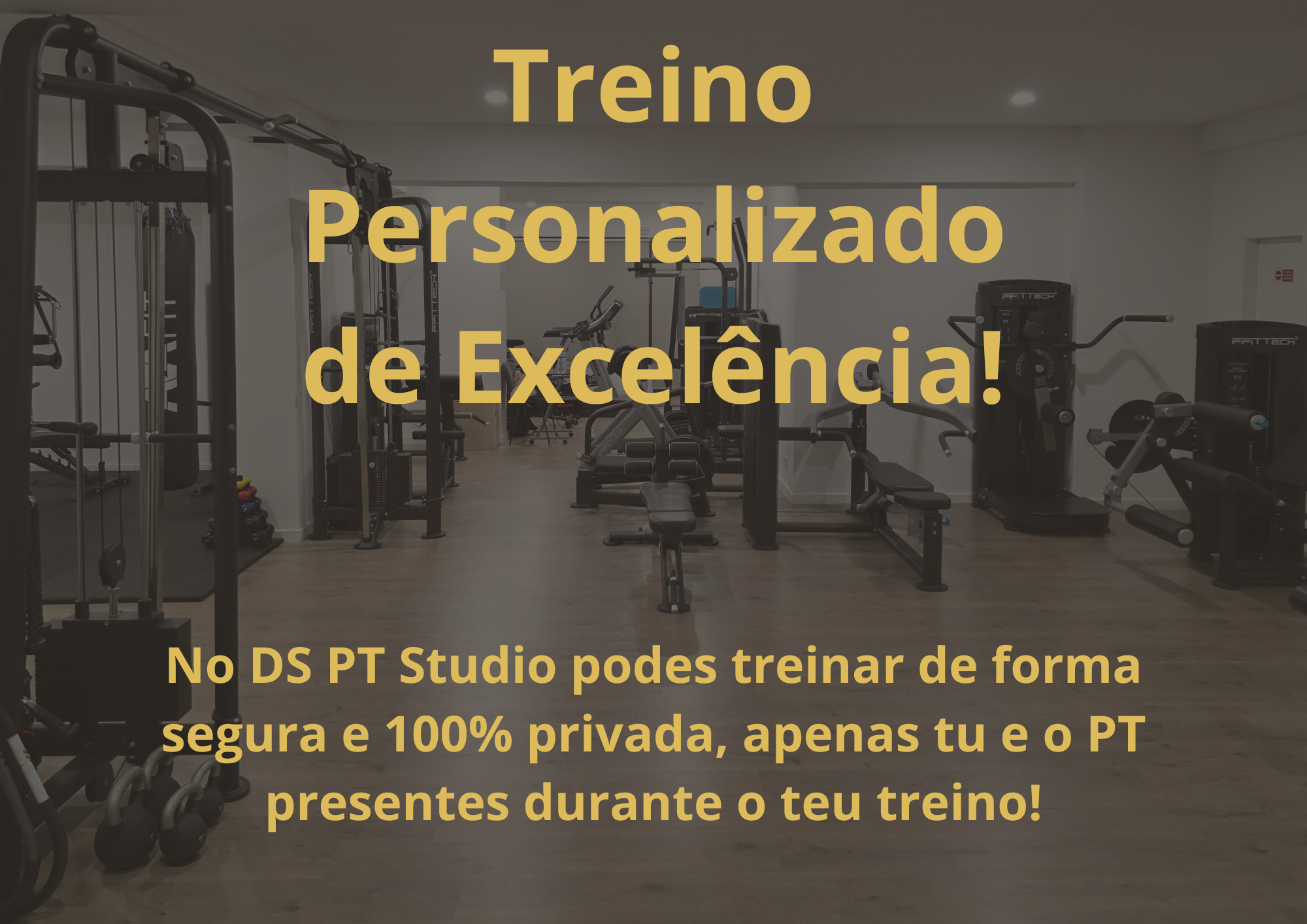Imagem de um estúdio de treino com equipamentos de musculação. Texto em destaque: "Treino Personalizado de Excelência!". Informação adicional: "No DS PT Studio podes treinar de forma segura e 100% privada, apenas tu e o PT presentes durante o teu treino!"