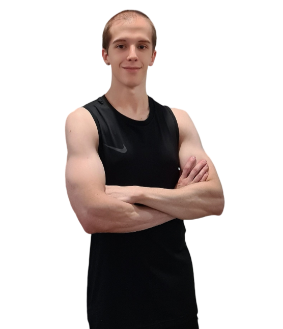 Homem jovem de vestido esportivo preto, braços cruzados, cabelo curto e facial magro, sorrindo levemente.