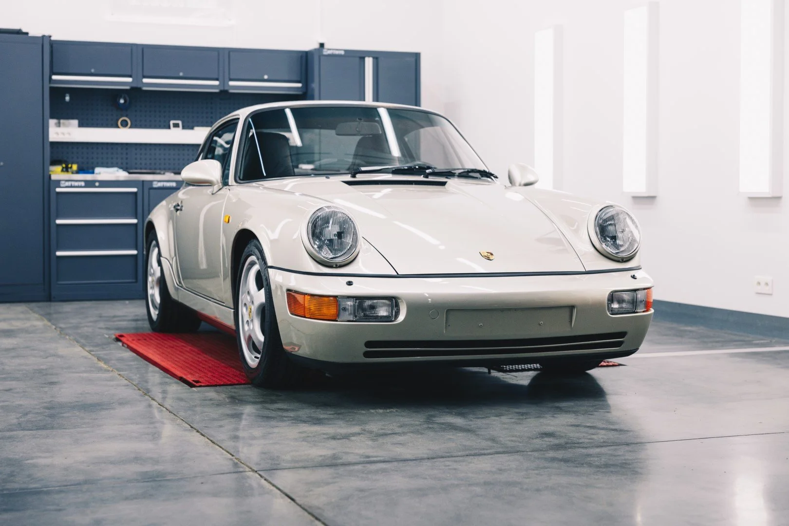 Porsche 964 Carrera 4 1990 Linen Grey Metallic Exterior_031.jpg