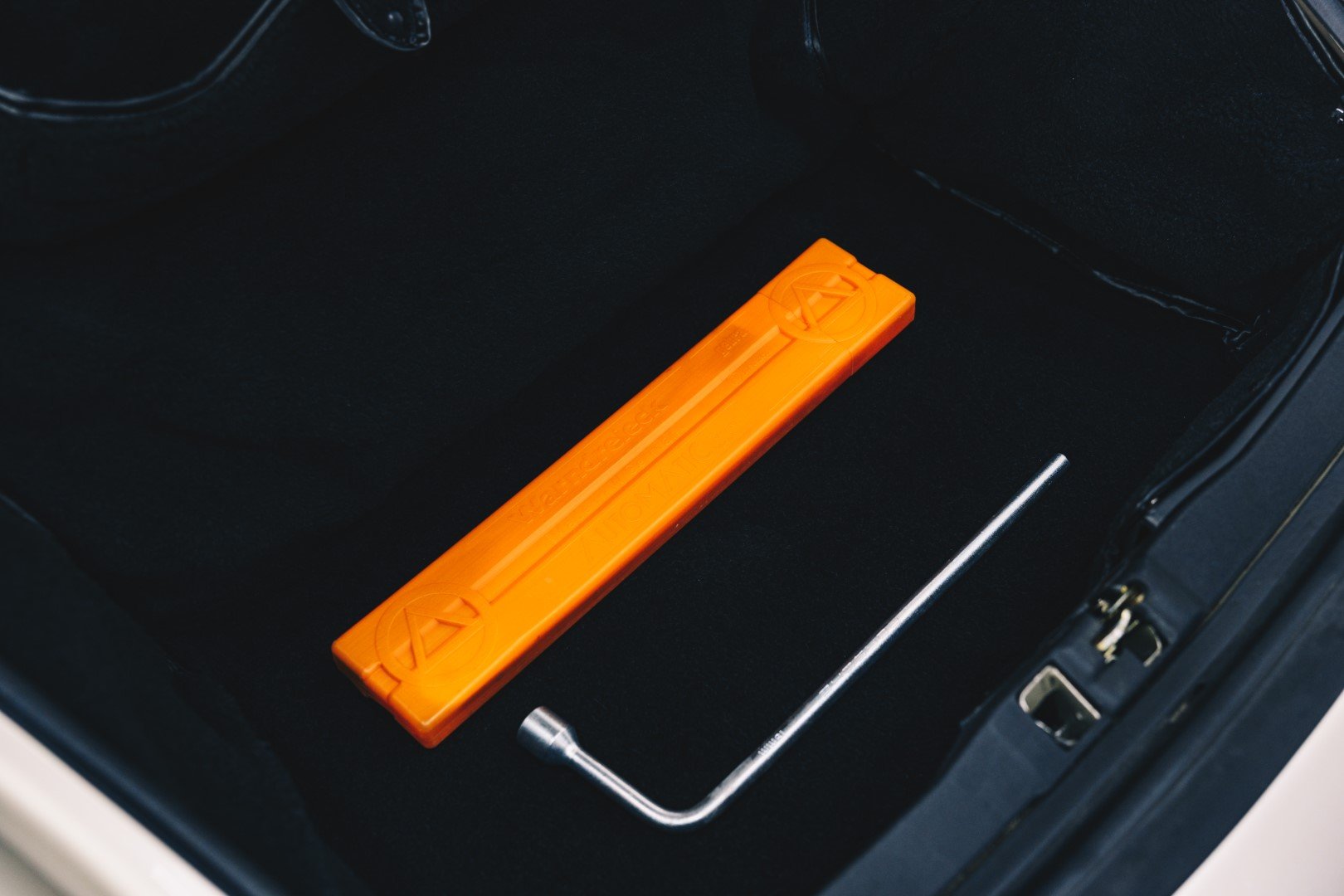 Porsche 964 Carrera 4 1990 Linen Grey Metallic Interior_042.jpg