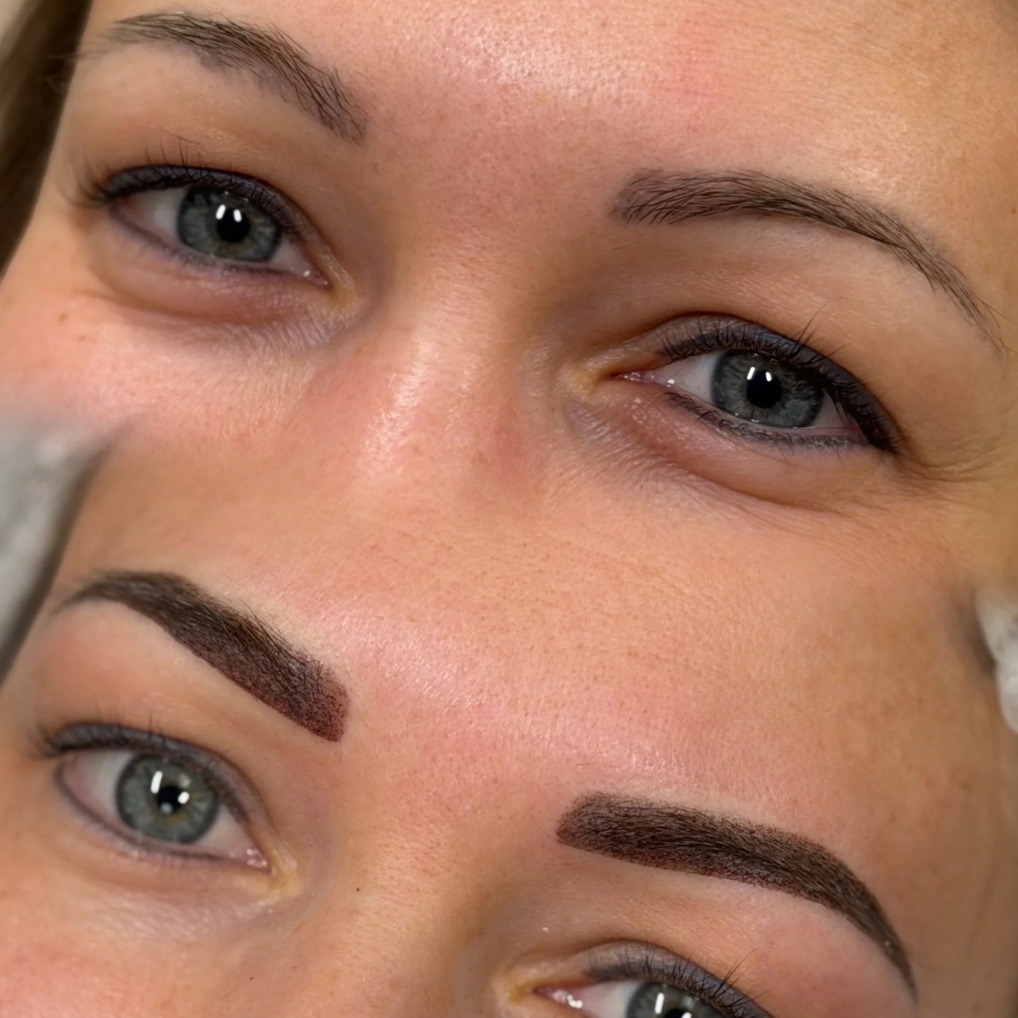 Powderbrows (über altes Microblading, Fremdarbeit)