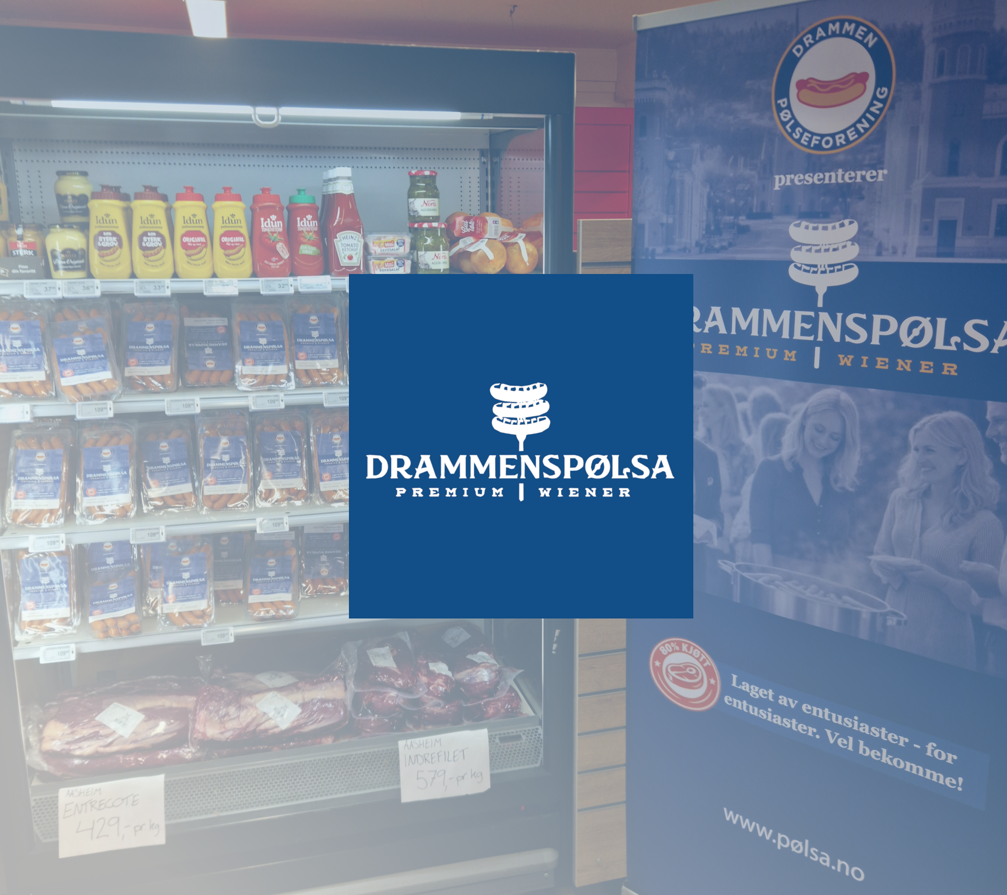 Bildet viser et kjøtt- og påleggsskap med påskeegg nederst, godteriposer i midten, og ferdiglagde pølser og sauser øverst. Til høyre er en blå bannér for Drammenspølsa med logo og bilder av to kvinner som smiler.