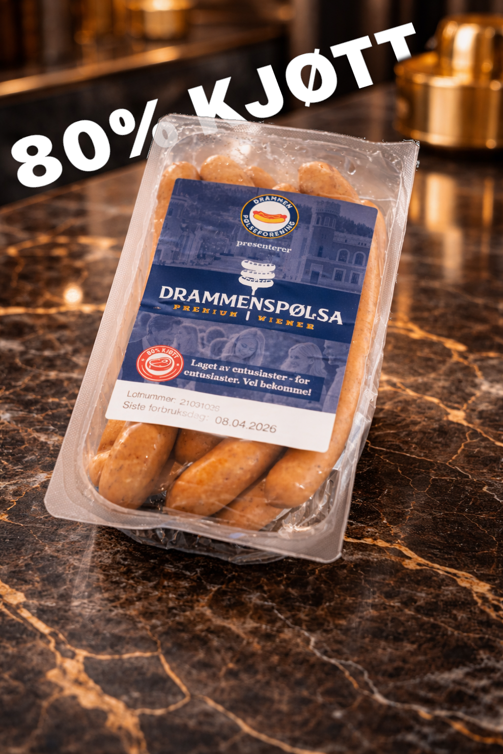 Pakkebetegnet med bilder av pølser som heter 'Drammen Spølse' og er laget av Entusiast. Tekst på pakken sier '80% Kjøtt' og 'Laget av entusiastere - for entusiaster. Vel bekomme!'