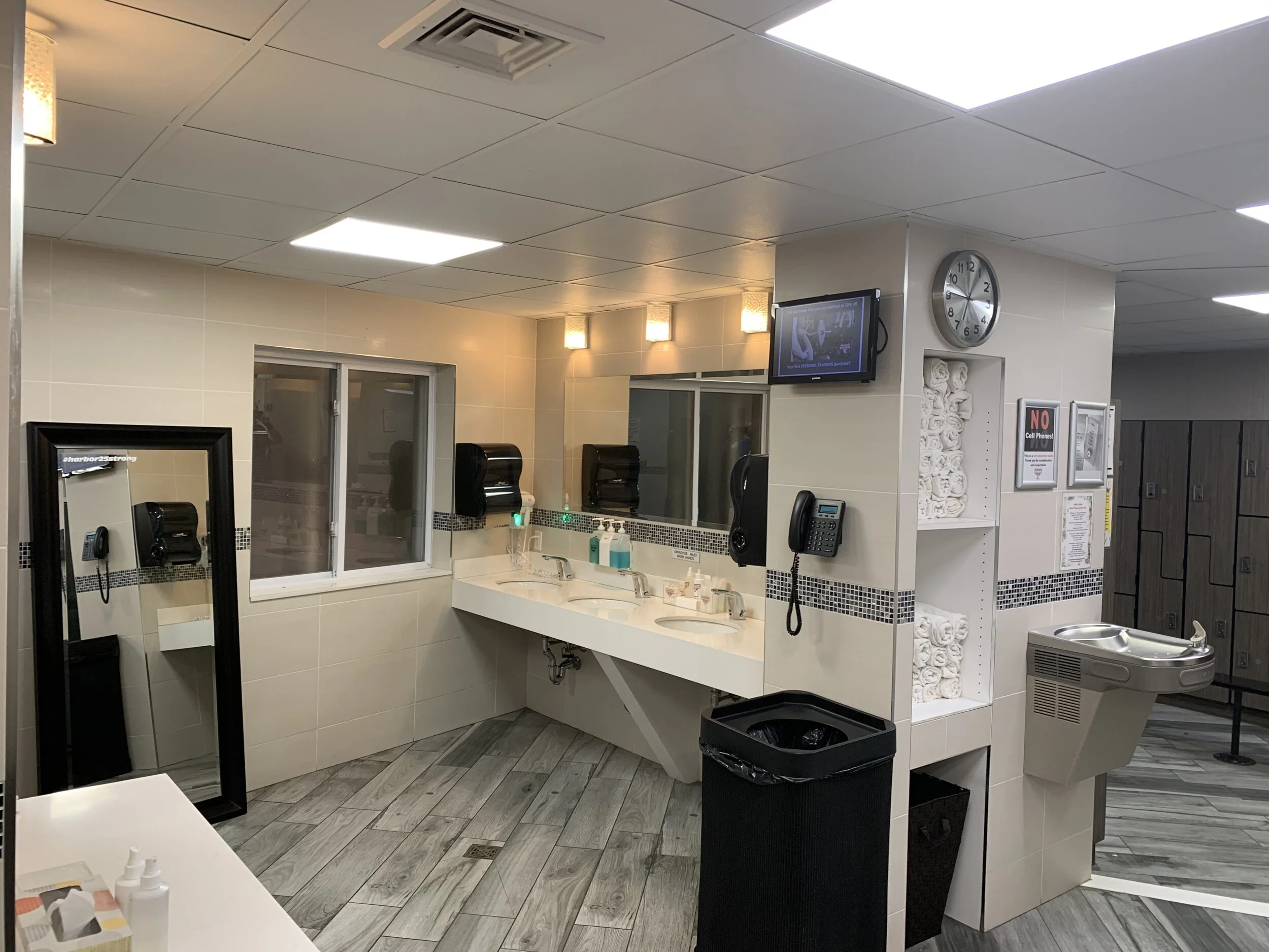 HARBOR FITNESS 92 WOMENS LOCKER ROOM