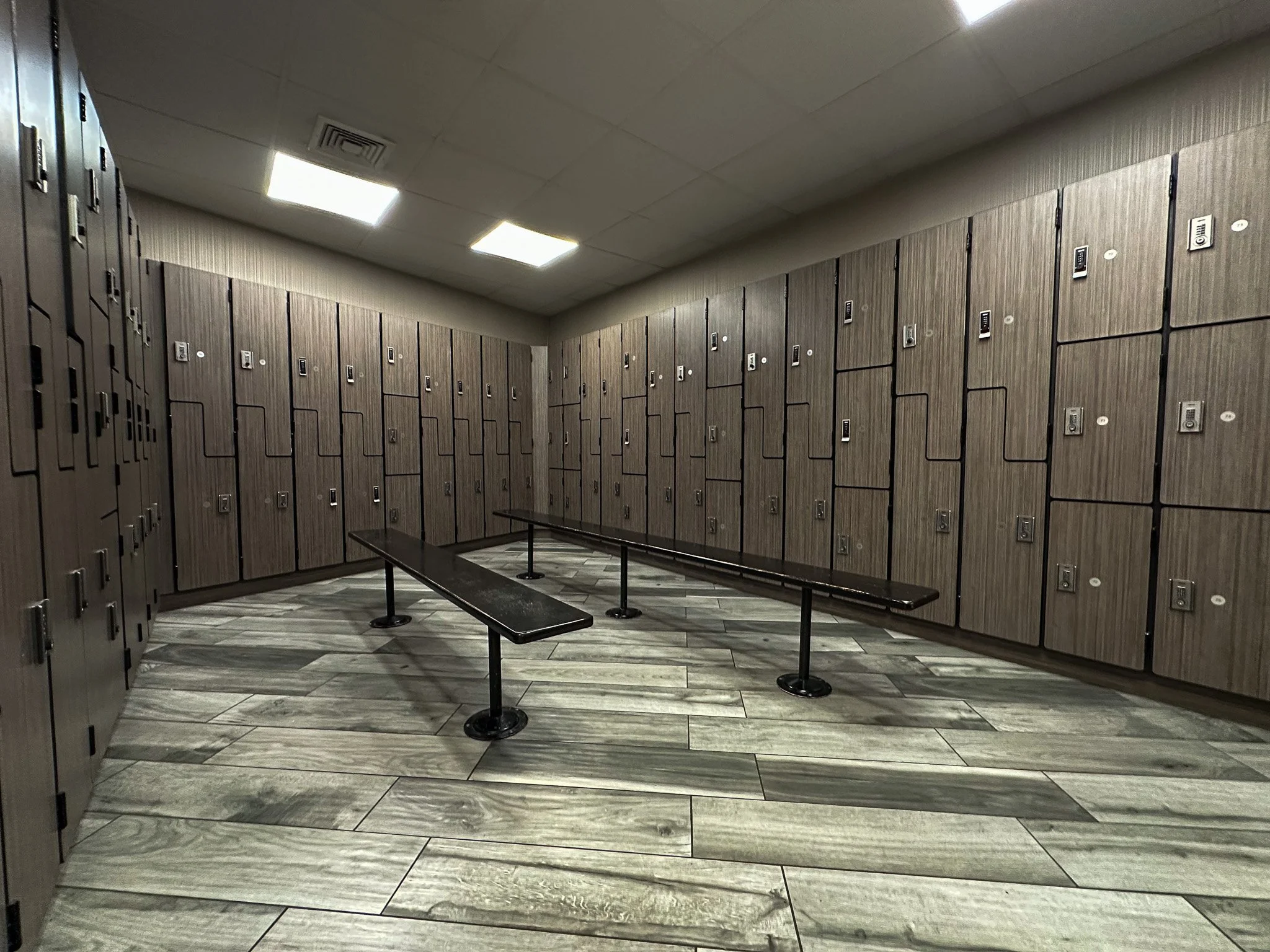 HARBOR FITNESS 92 WOMENS LOCKER ROOM
